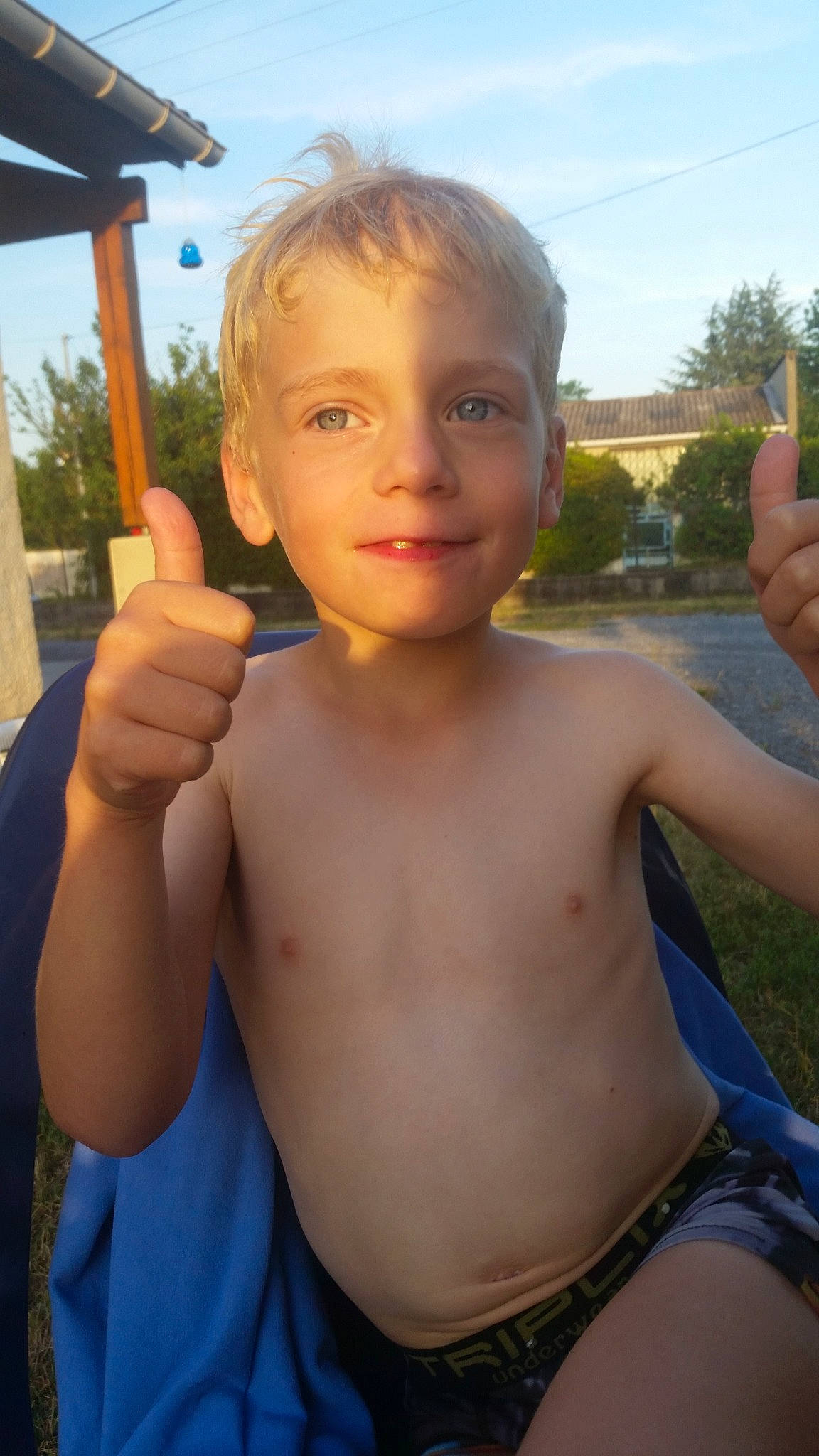 Evan a rejoint le concours — aidez-le/la à gagner de superbes lots ! abdomen, arm, barechested, chest, child, finger, gesture, hand, male, muscle, person, smile, thumb, trunk, vacation