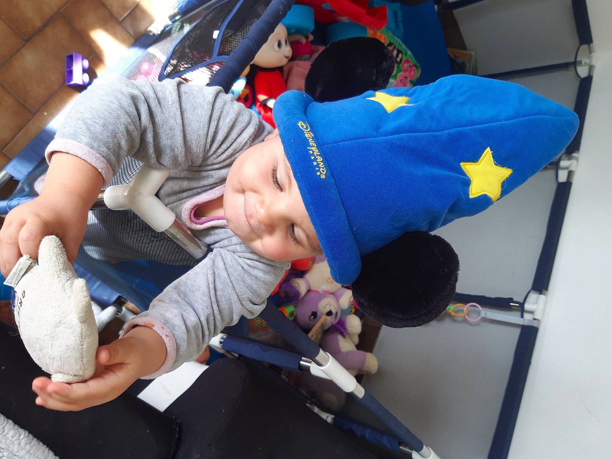 Lyséa a rejoint le concours — aidez-le/la à gagner de superbes lots ! headwear, person