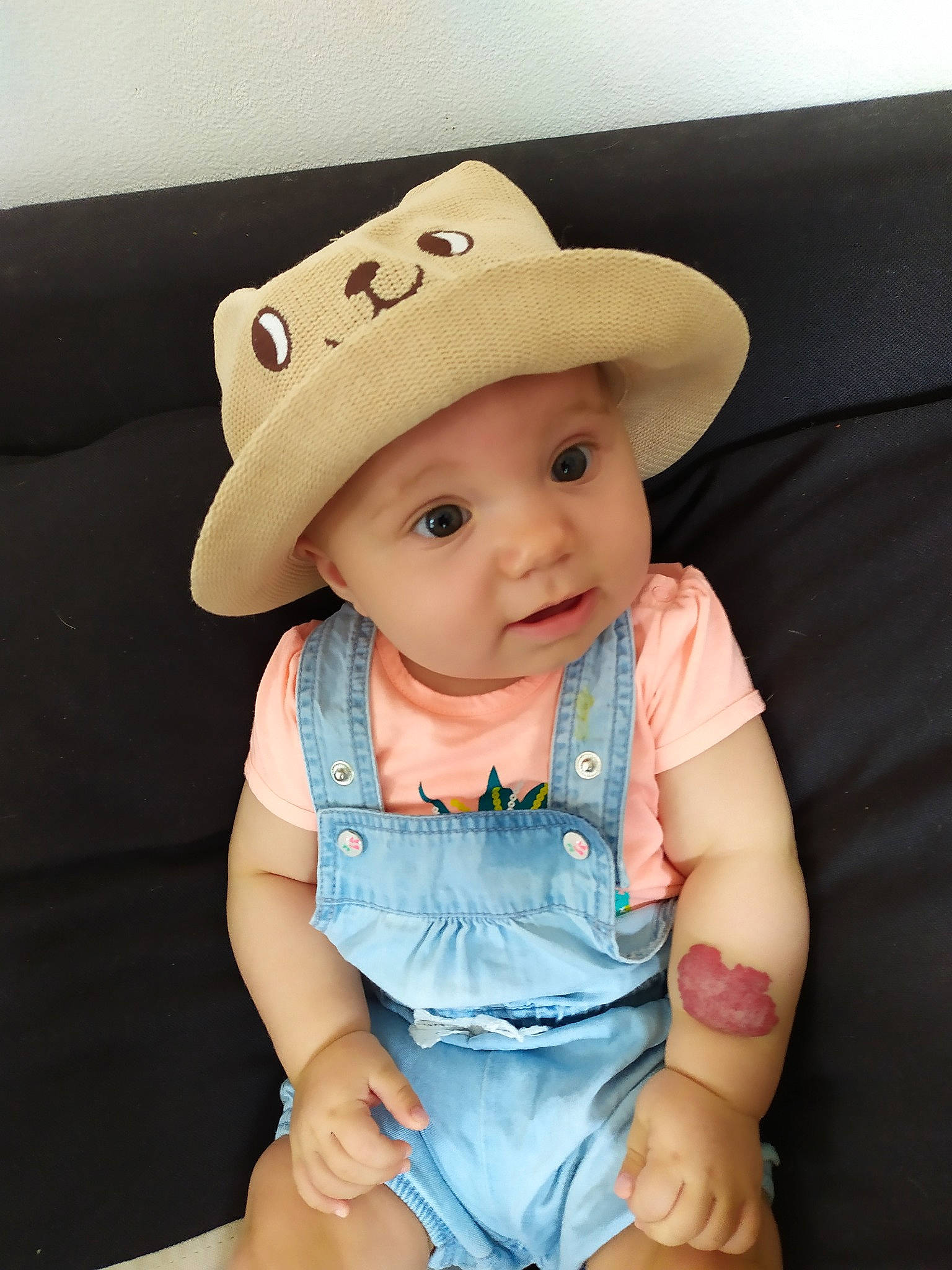 Lyséa a rejoint le concours — aidez-le/la à gagner de superbes lots ! baby, baby_toddler_clothing, cap, child, clothing, fashion_accessory, hat, headgear, headwear, person, product, sitting, skin, sun_hat, toddler