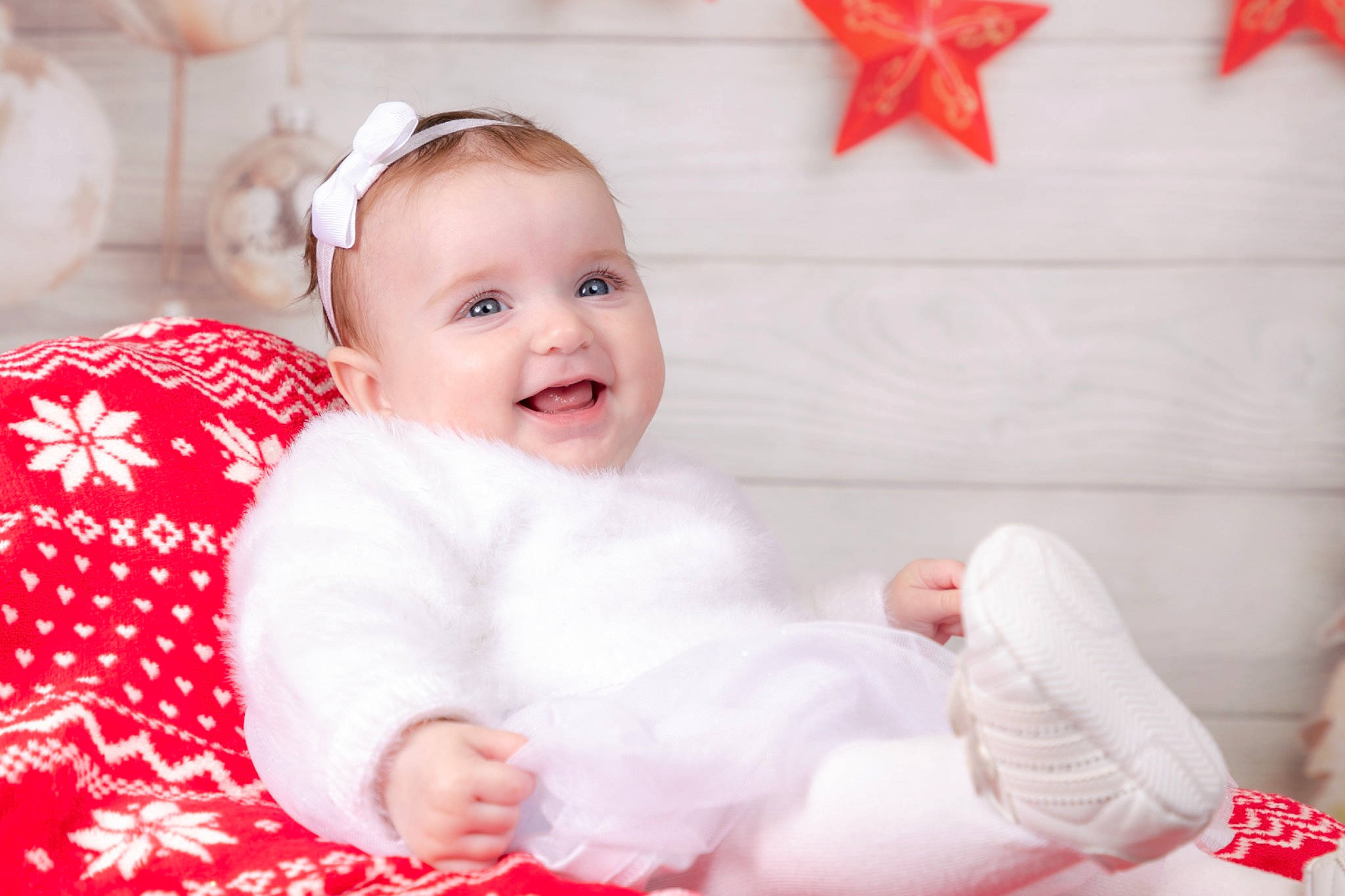 Cléa participe au concours pour gagner de l'argent avec cette photo : baby, baby_toddler_clothing, cheek, child, comfort, dress, event, fun, gesture, happy, iris, person, pink, red, room, sitting, skin, sleeve, smile, toddler