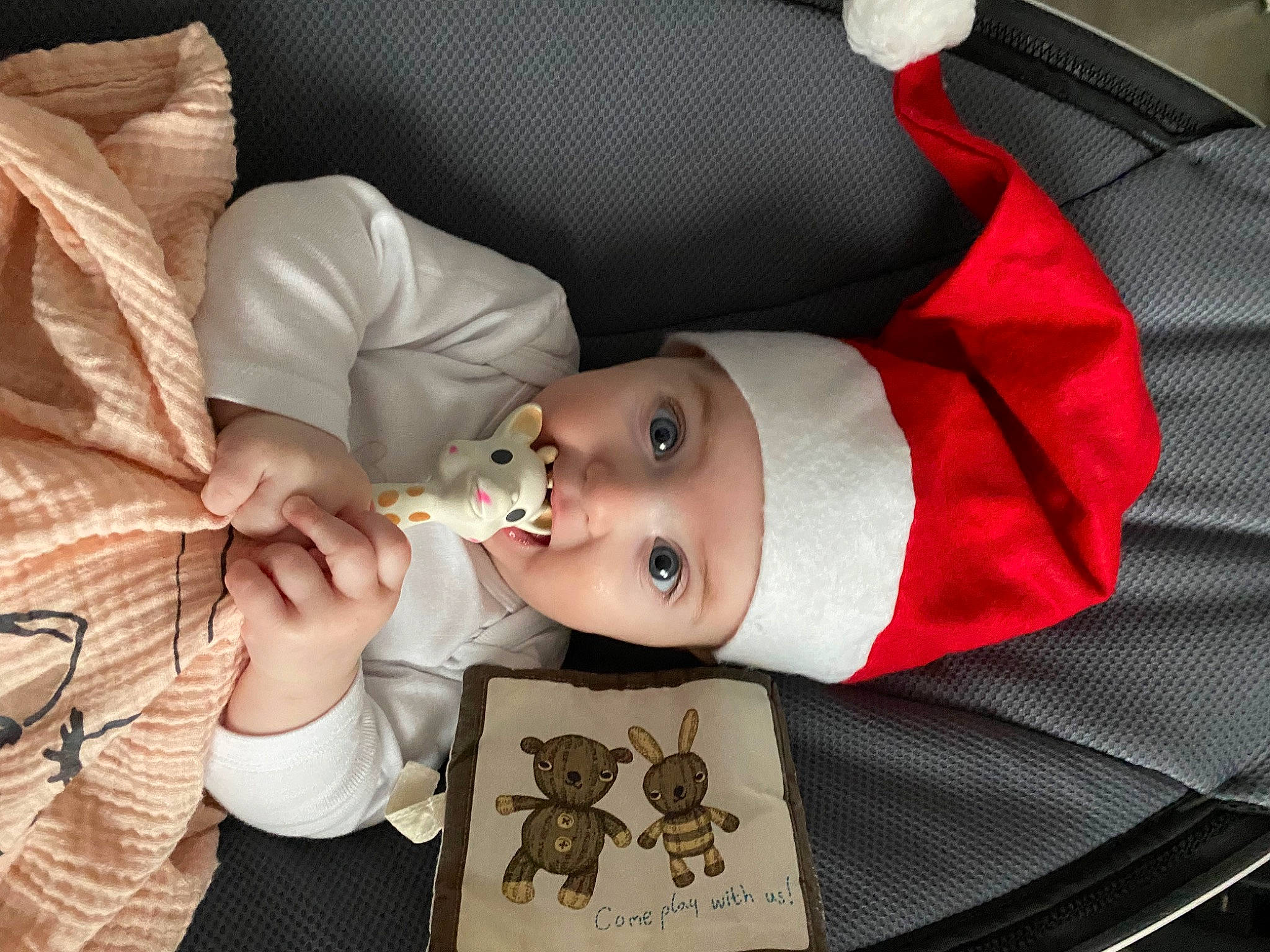 Cléa a rejoint le concours — aidez-le/la à gagner de superbes lots ! baby, baby_products, baby_toddler_clothing, car_seat, carmine, child, comfort, comfort_food, eyelash, headwear, linens, nail, pattern, person, tableware, textile, toddler