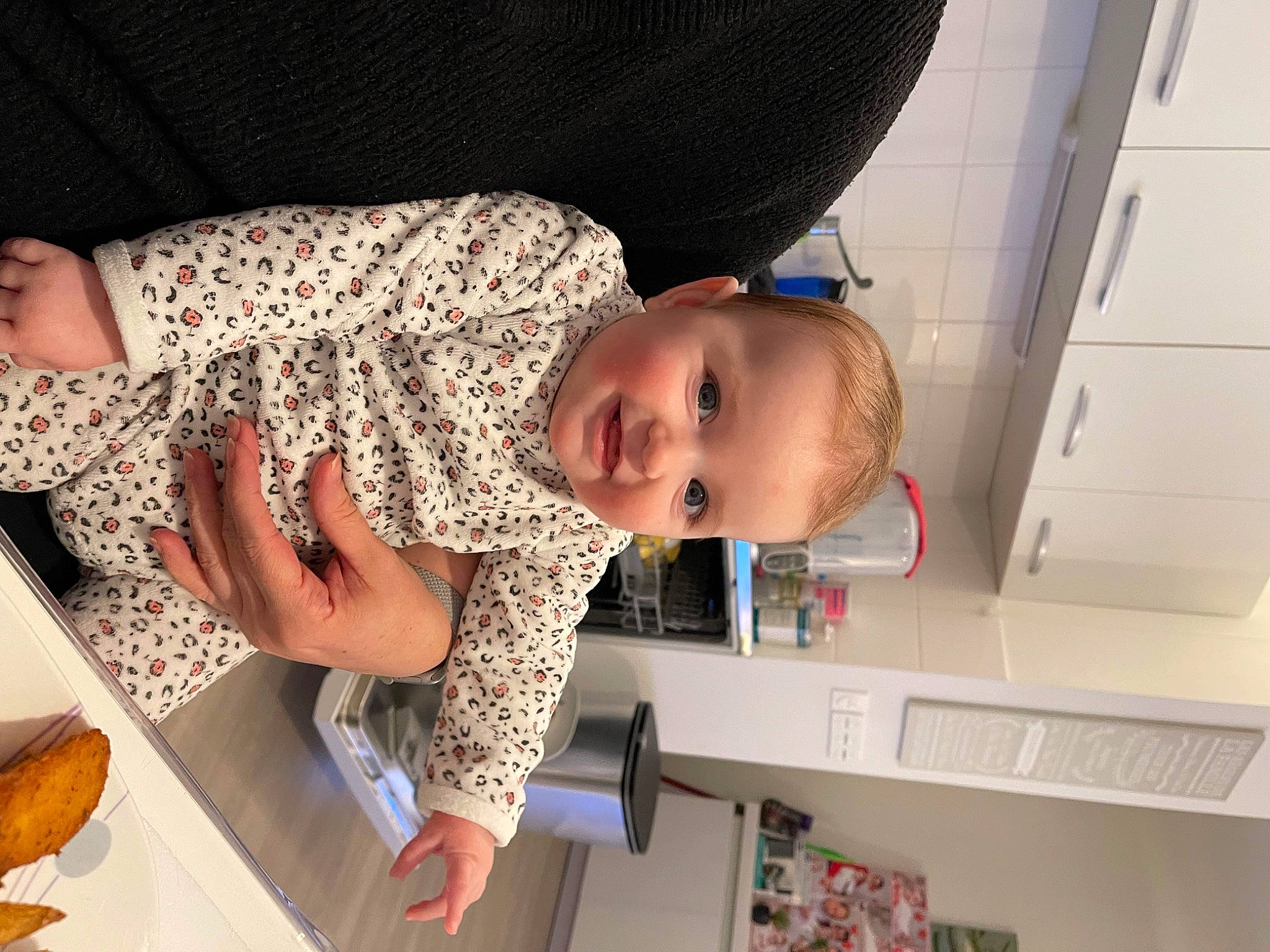 Cléa participe au concours pour gagner de l'argent avec cette photo : baby, baby_products, baby_toddler_clothing, cabinetry, child, comfort, comfort_food, cooking, fun, joy, kitchen, pattern, person, plate, room, smile, tableware, toddler