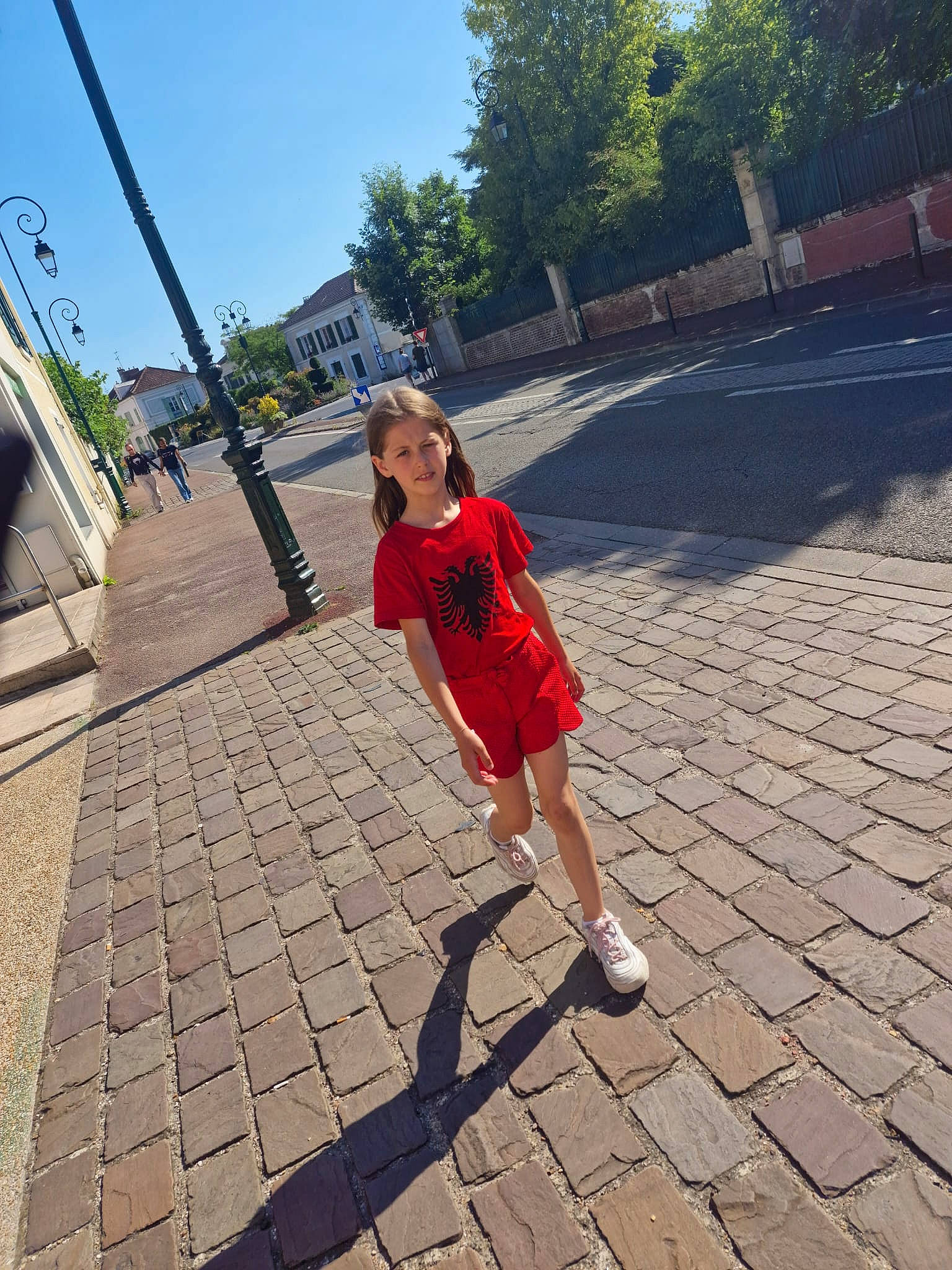 Ejona participe au concours pour gagner de l'argent avec cette photo : asphalt, city, electric_blue, flooring, fun, grass, happy, human_leg, leg, leisure, pattern, pedestrian, people_in_nature, person, recreation, road_surface, sidewalk, sky, street, street_stunts