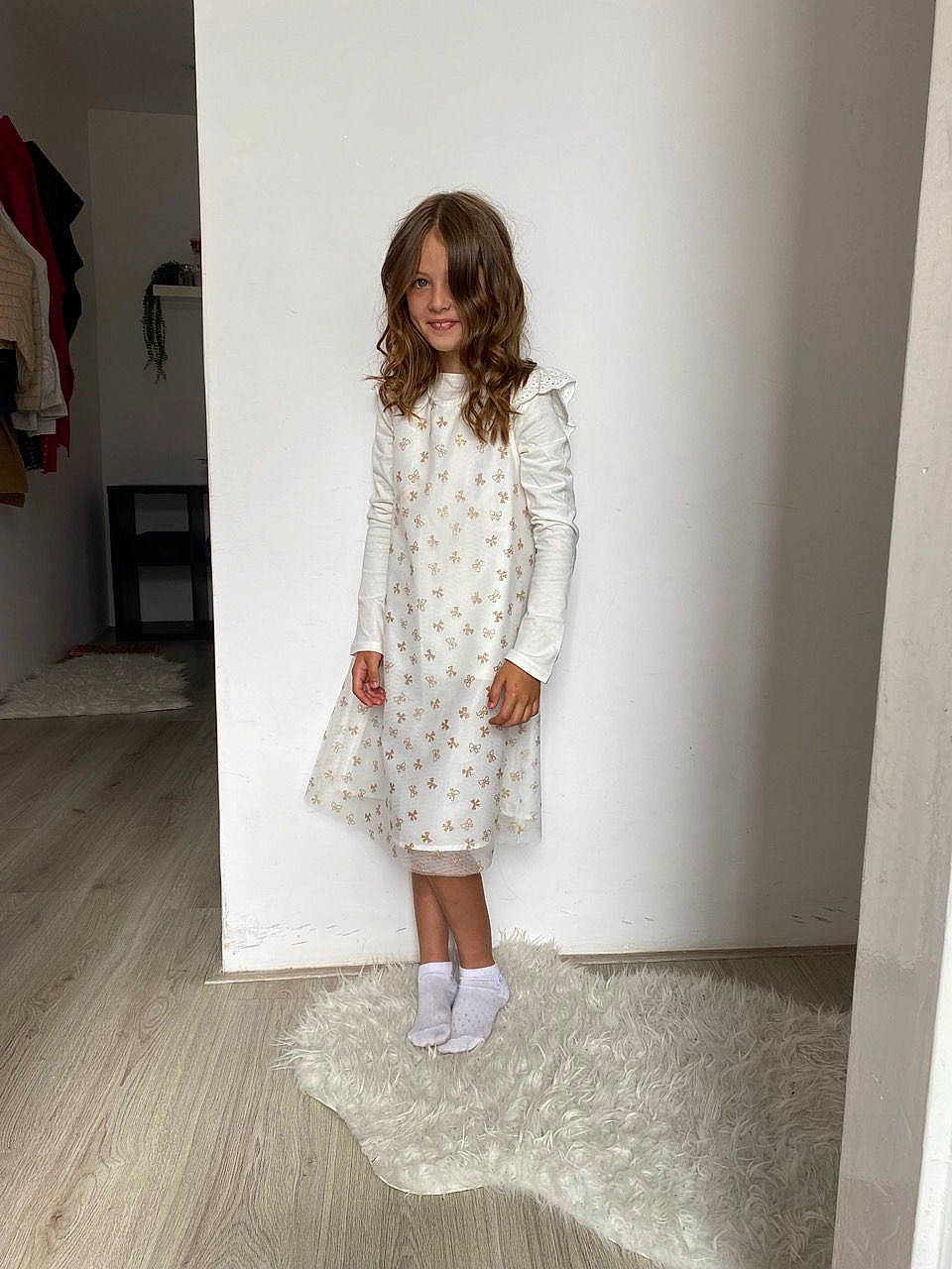 Ejona participe au concours pour gagner de l'argent avec cette photo : baby_toddler_clothing, child, collar, costume, day_dress, fashion_design, flag, flooring, formal_wear, human_leg, joy, knee, one_piece_garment, pattern, person, room, sleeve, thigh, toddler, uniform