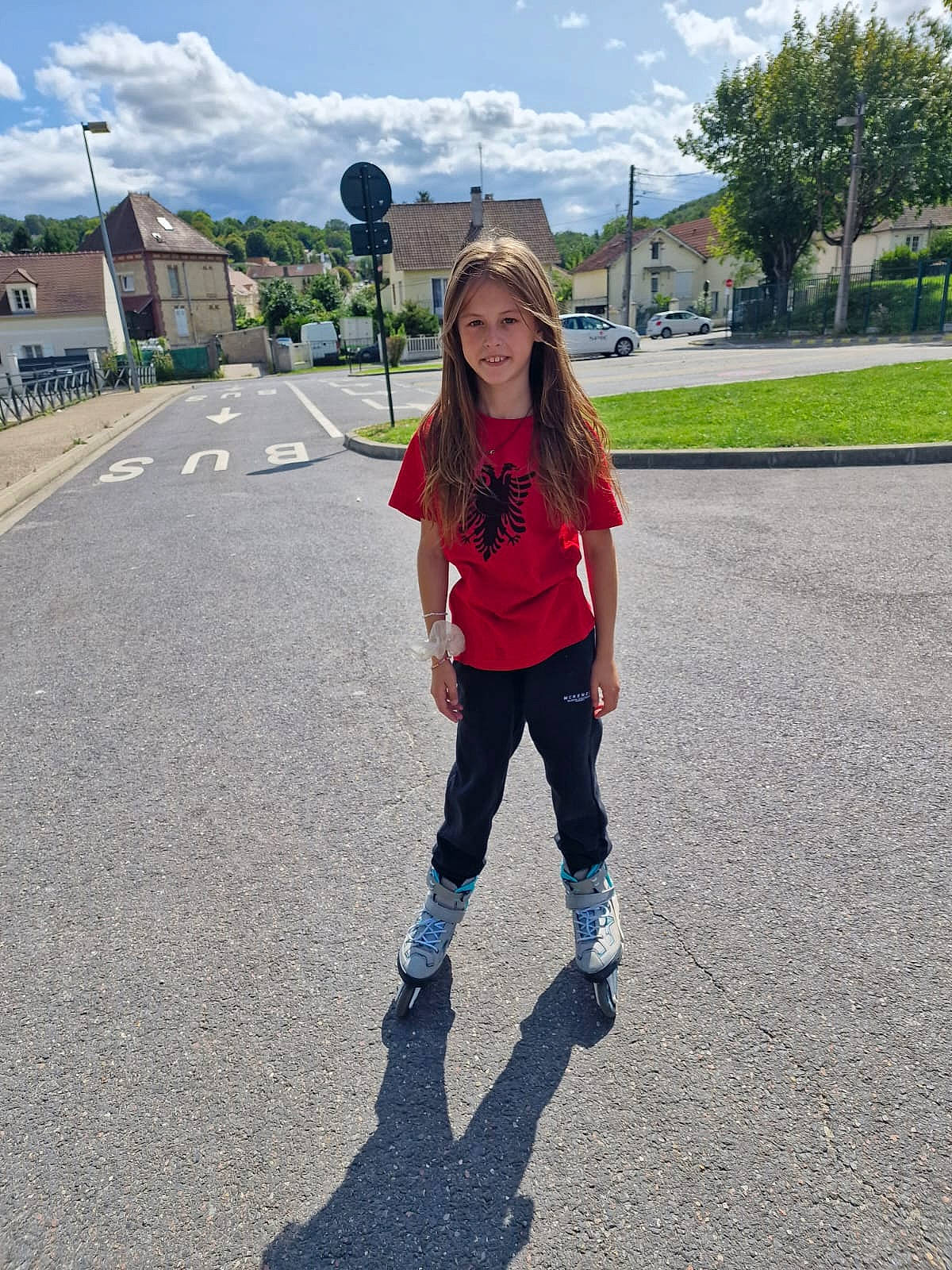 Ejona a rejoint le concours — aidez-le/la à gagner de superbes lots ! asphalt, cloud, denim, electric_blue, fashion_accessory, fun, grass, joy, leisure, pattern, person, plant, recreation, road, road_surface, sidewalk, sky, sleeve, smile, toddler