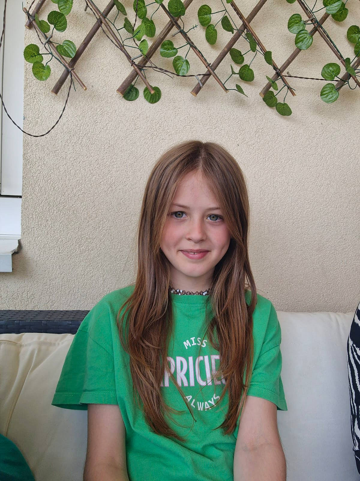 Ejona participe au concours pour gagner de l'argent avec cette photo : arm, beauty, brown_hair, couch, design, electric_blue, event, grass, green, hairstyle, happy, jewellery, joy, long_hair, mammal, people, person, sleeve, smile, twig