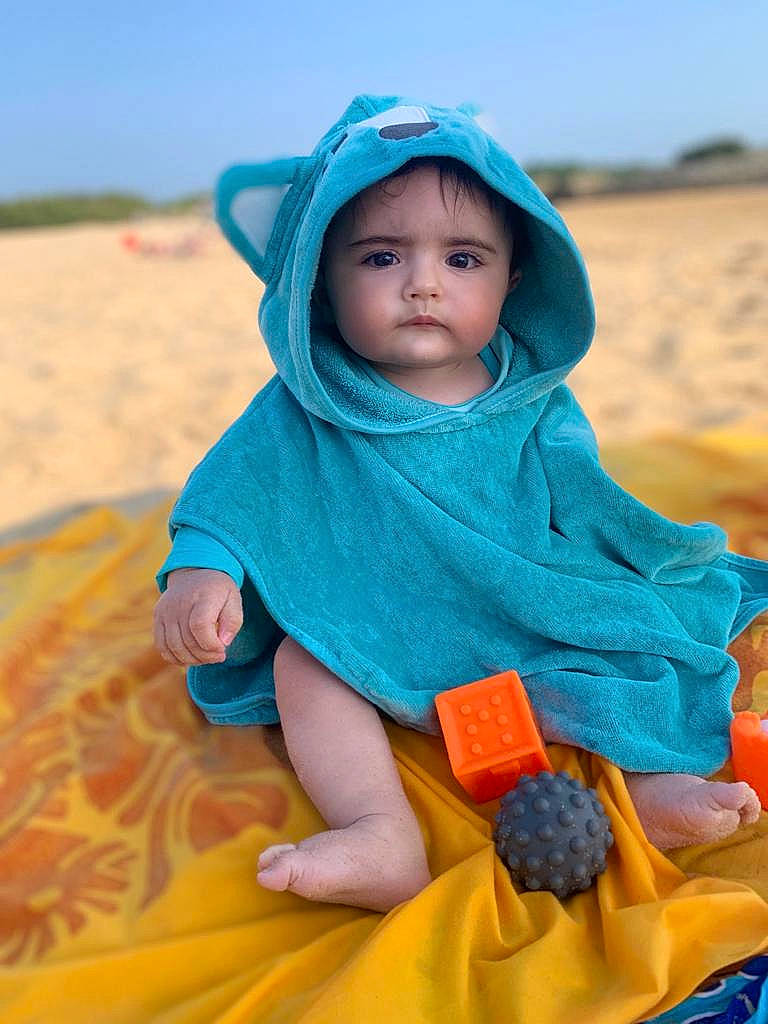 Robin participe au concours pour gagner de l'argent avec cette photo : azure, baby, beach, blue, electric_blue, eye, fun, happy, headwear, landscape, leisure, outerwear, people_in_nature, person, product, sand, skin, sky, sleeve, summer