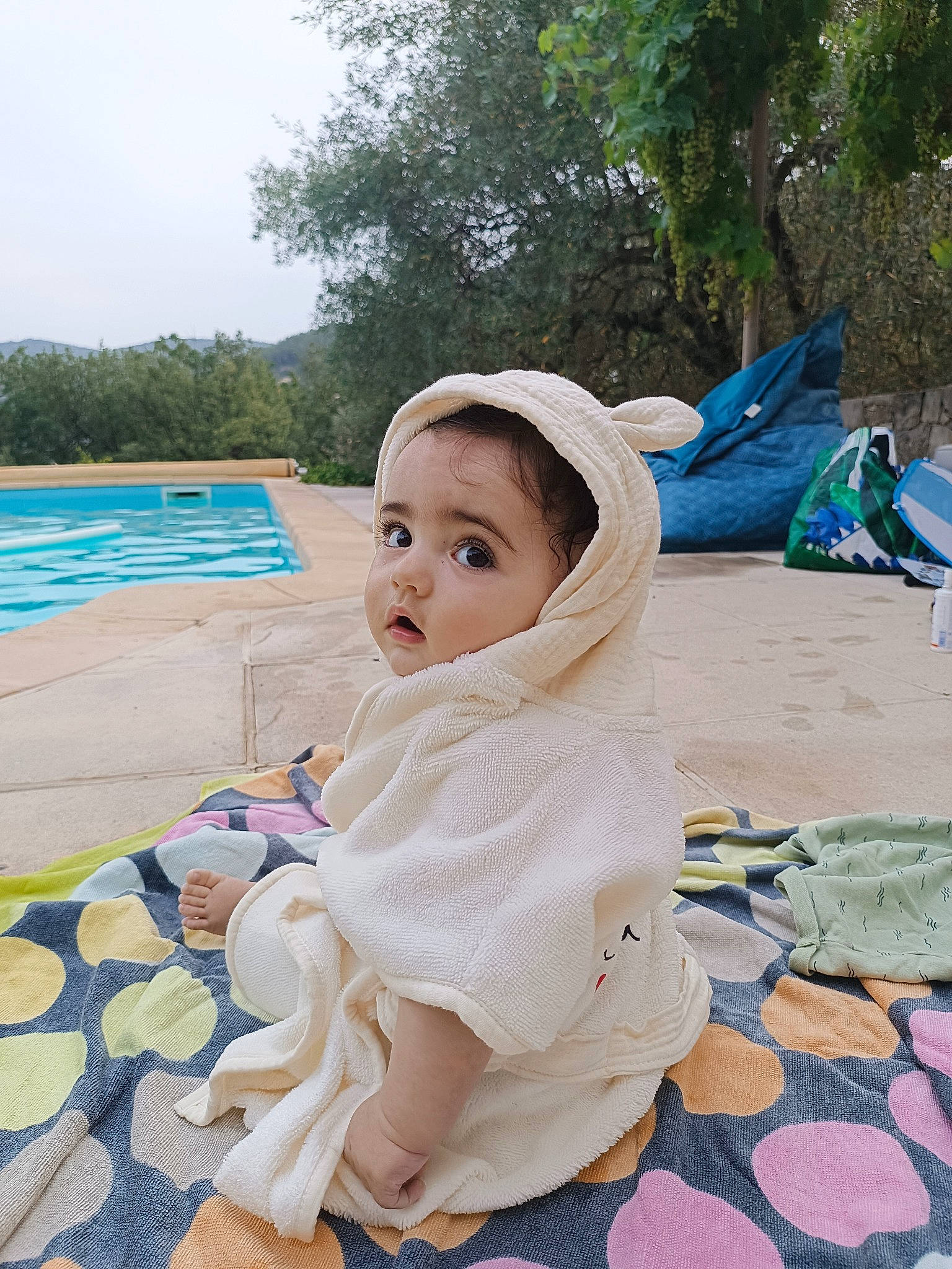 Robin participe au concours pour gagner de l'argent avec cette photo : baby, baby_products, baby_toddler_clothing, child, fashion_accessory, flooring, fun, grass, leisure, pattern, person, plant, recreation, sitting, sky, swimming_pool, toddler, travel, tree, vacation
