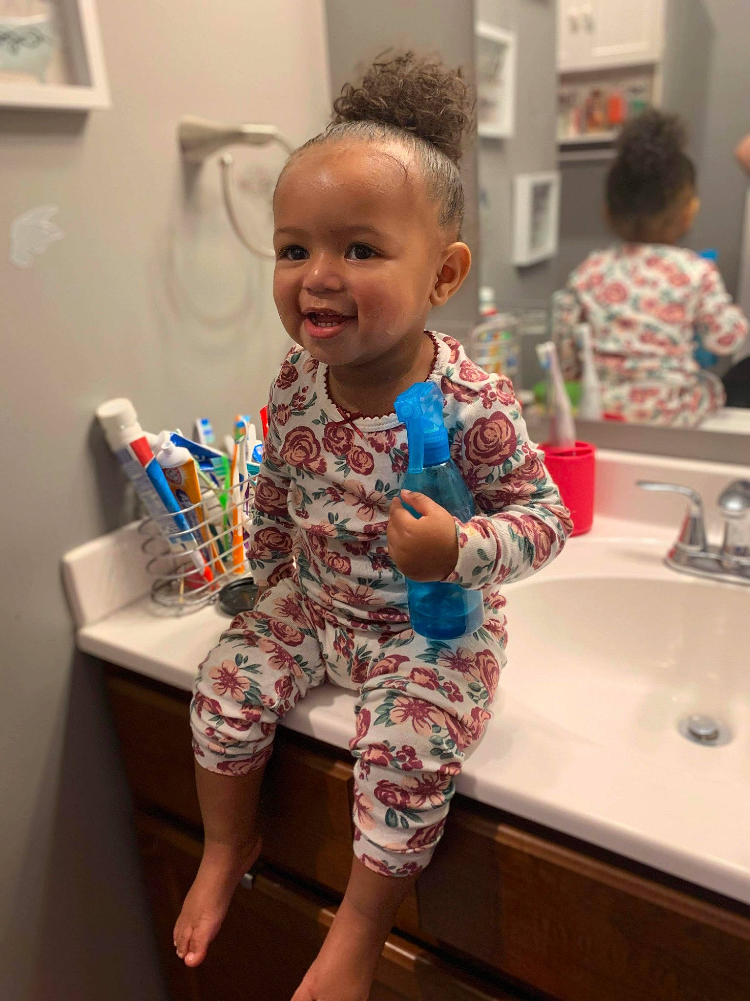 Ajournee is registered to the contest to win money with this photo: arm, baby, baby_toddler_clothing, bathroom, bathroom_sink, child, fun, happy, human_leg, person, picture_frame, play, plumbing, plumbing_fixture, room, sink, sitting, smile, t_shirt, tap