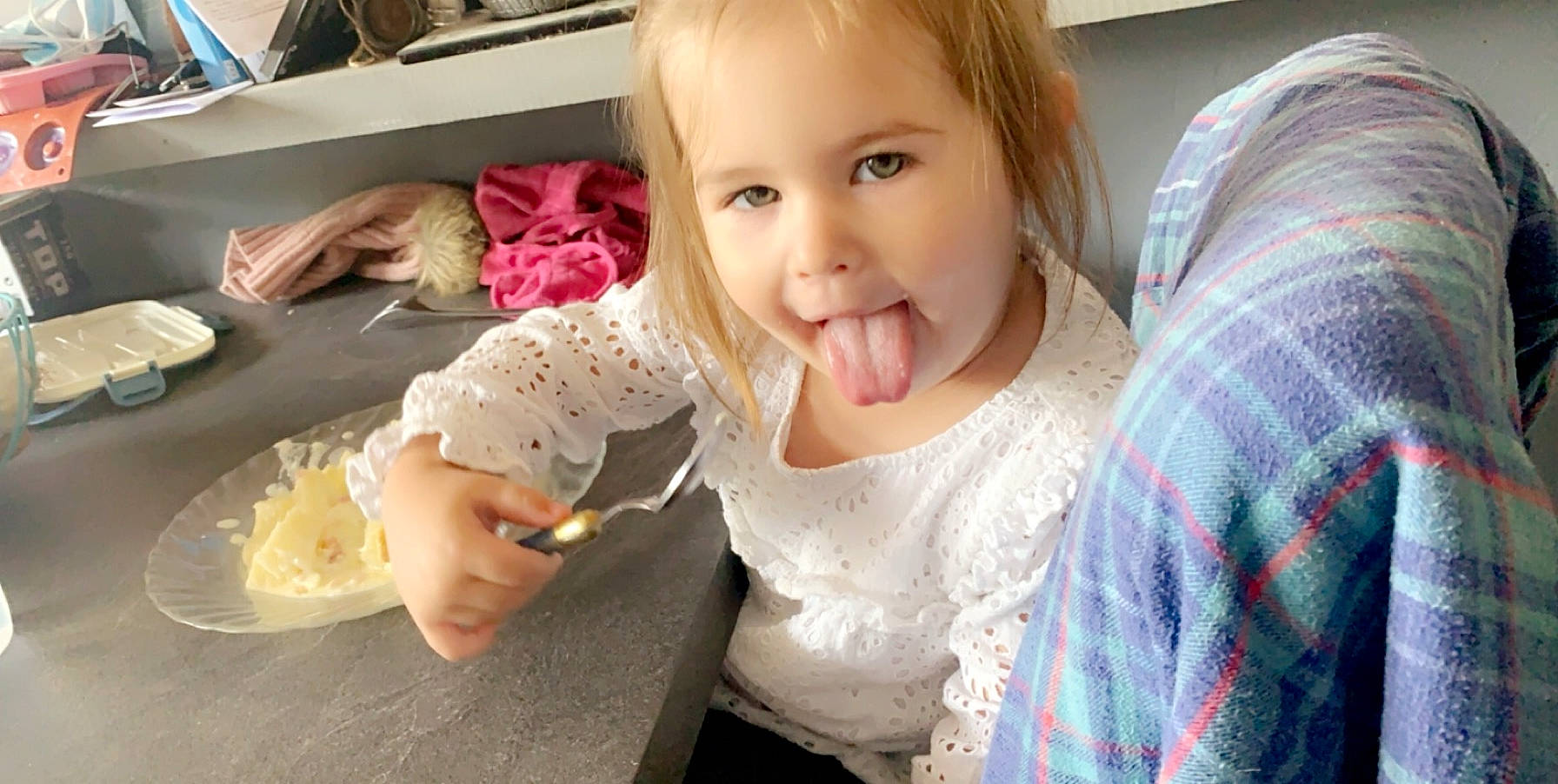 Lena a rejoint le concours — aidez-le/la à gagner de superbes lots ! baby, cheek, child, comfort_food, eating, food, person, play, toddler