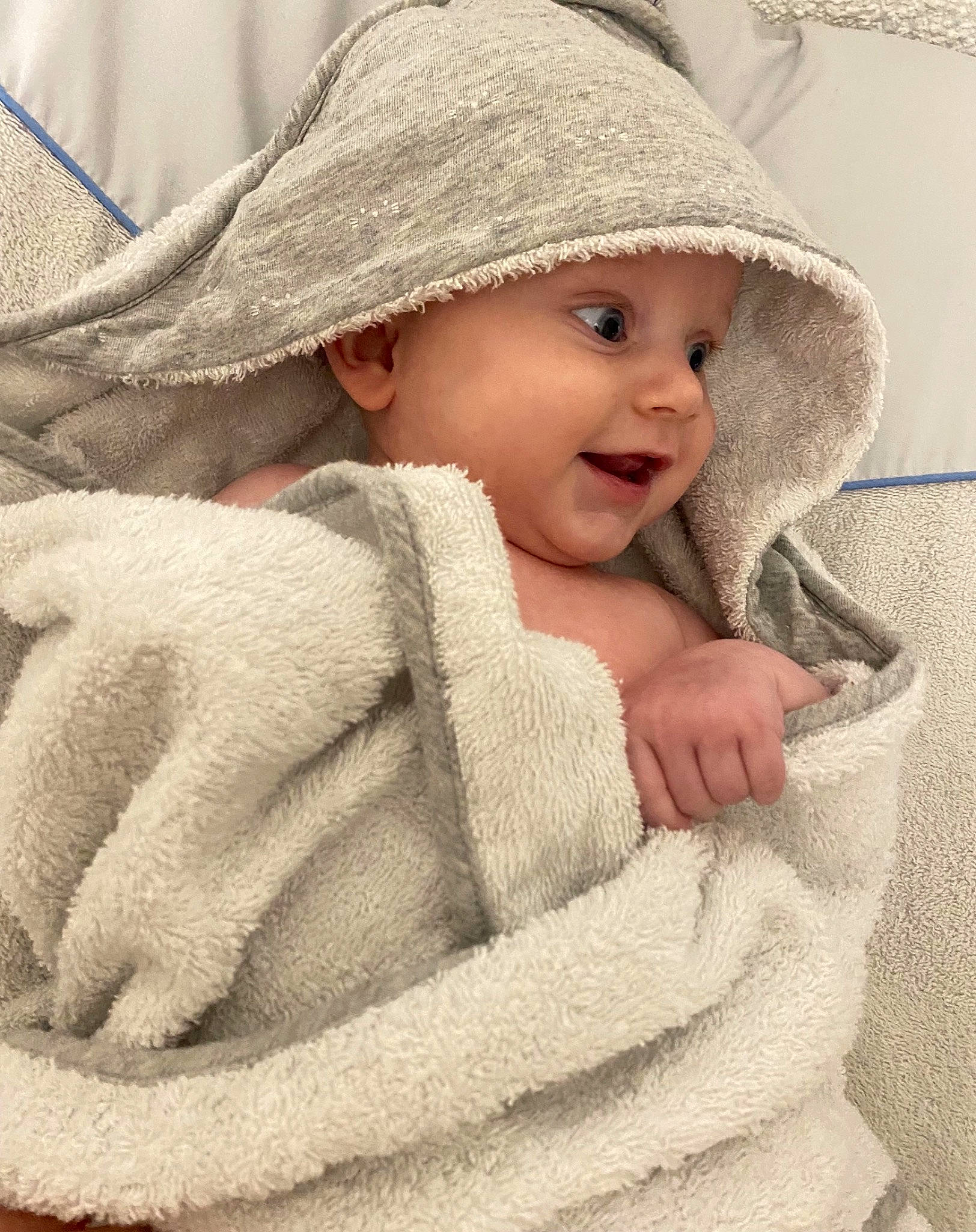 ève participe au concours pour gagner de l'argent avec cette photo : baby, baby_toddler_clothing, beige, cap, child, chin, comfort, fur, headgear, headwear, linens, outerwear, person, photograph, skin, sleeve, smile, textile, toddler, white