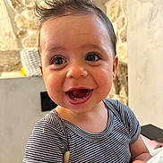Louis a rejoint le concours — aidez-le/la à gagner de superbes lots ! baby, child, smiling, happy, face, hair, striped_shirt, indoor, holding, teeth, cute, portrait, skin, person, infant, bright_eyes, expression, hands, clothing, background