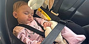 Margaux a rejoint le concours — aidez-le/la à gagner de superbes lots ! baby, sleeping, car_seat, safety_belt, plush_toy, pink_onesie, child, infant, car_interior, seatbelt, soft_toy, doll, cute, peaceful, resting, child_safety, car_travel, toddler, interior, seat