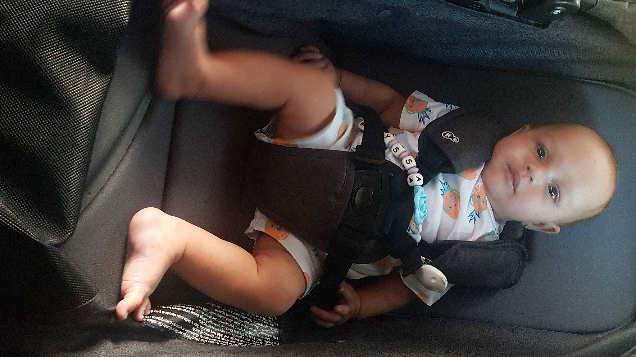 Mayssa participe au concours pour gagner de l'argent avec cette photo : arm, child, joint, knee, leg, person, thigh, toddler