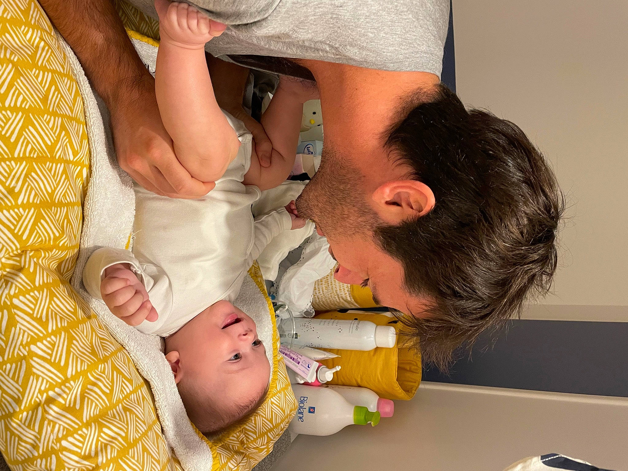 Constantin participe au concours pour gagner de l'argent avec cette photo : abdomen, arm, baby, baby_products, baby_toddler_clothing, child, comfort, elbow, event, finger, fun, gesture, happy, human_body, lap, leg, mouth, person, sharing, thigh