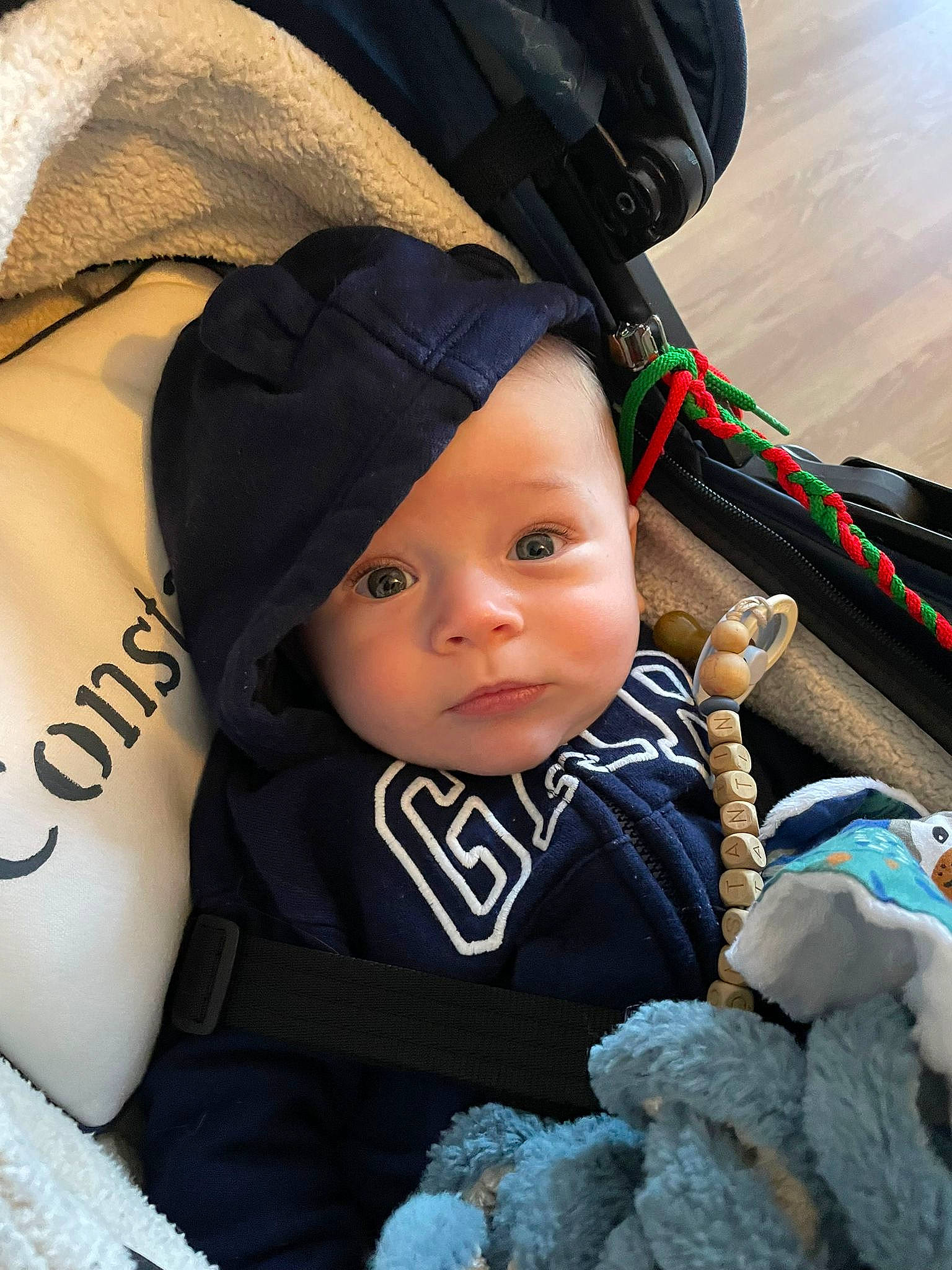 Constantin participe au concours pour gagner de l'argent avec cette photo : baby, baby_carriage, baby_toddler_clothing, cap, cheek, child, comfort, cool, costume_hat, eye, fashion_accessory, fun, happy, hat, headgear, headwear, outerwear, person, skin, textile