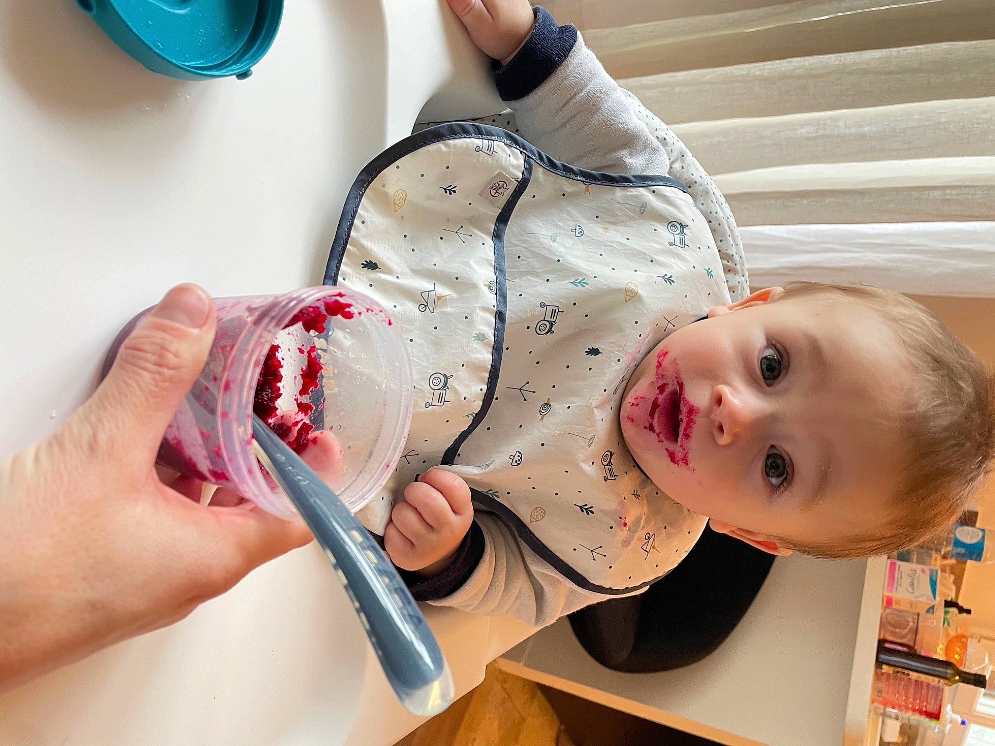 Constantin a rejoint le concours — aidez-le/la à gagner de superbes lots ! baby, chest, child, elbow, eyelash, eyewear, fashion_accessory, finger, gesture, hand, human_leg, medical_procedure, mouth, nail, person, room, service, skin, surprise, thumb