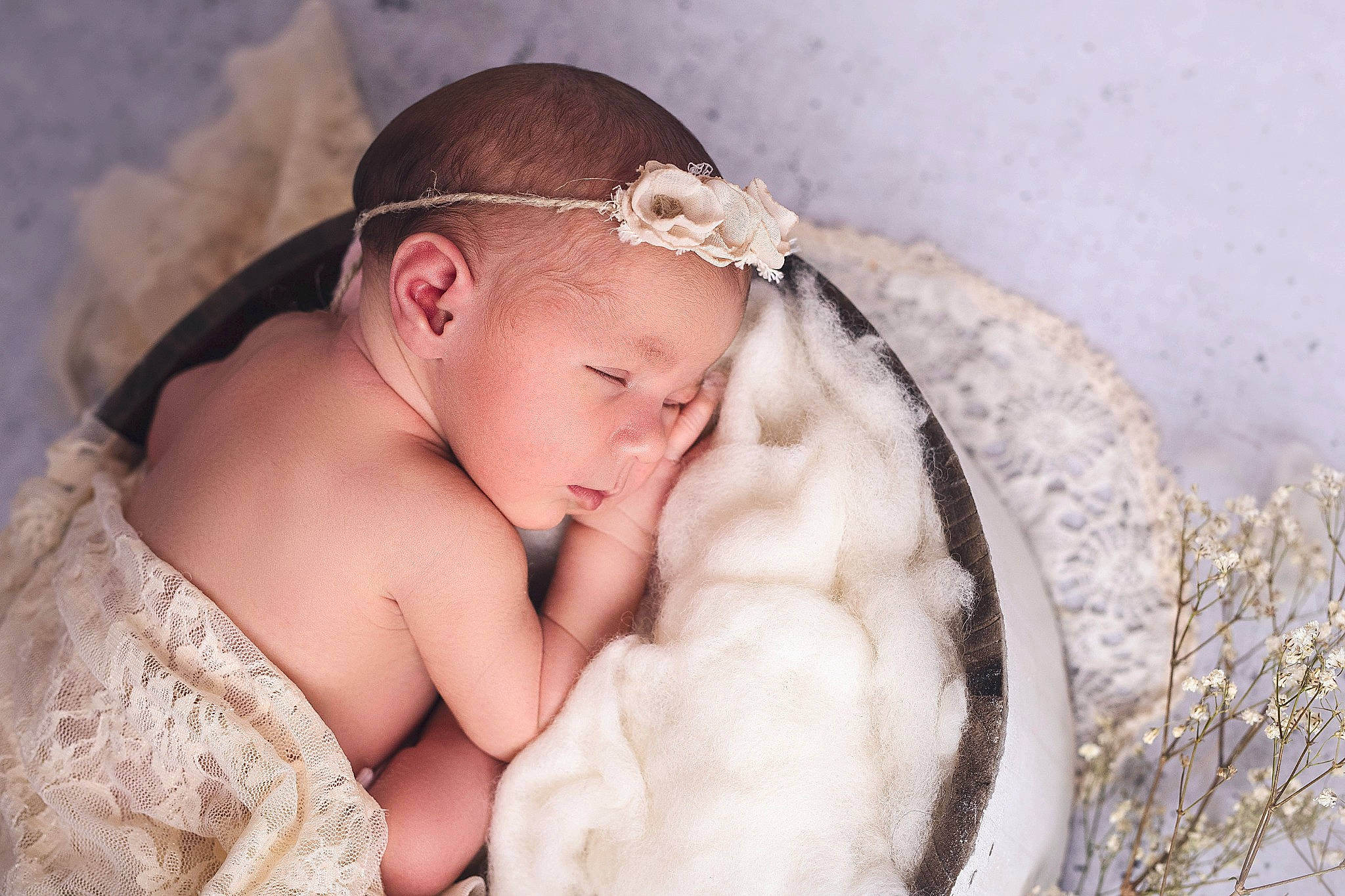 Klara participe au concours pour gagner de l'argent avec cette photo : abdomen, baby, bedding, bridal_accessory, chest, comfort, event, fashion_accessory, flash_photography, fur, happy, head, headband, headgear, headpiece, jewellery, linens, pattern, person, sitting