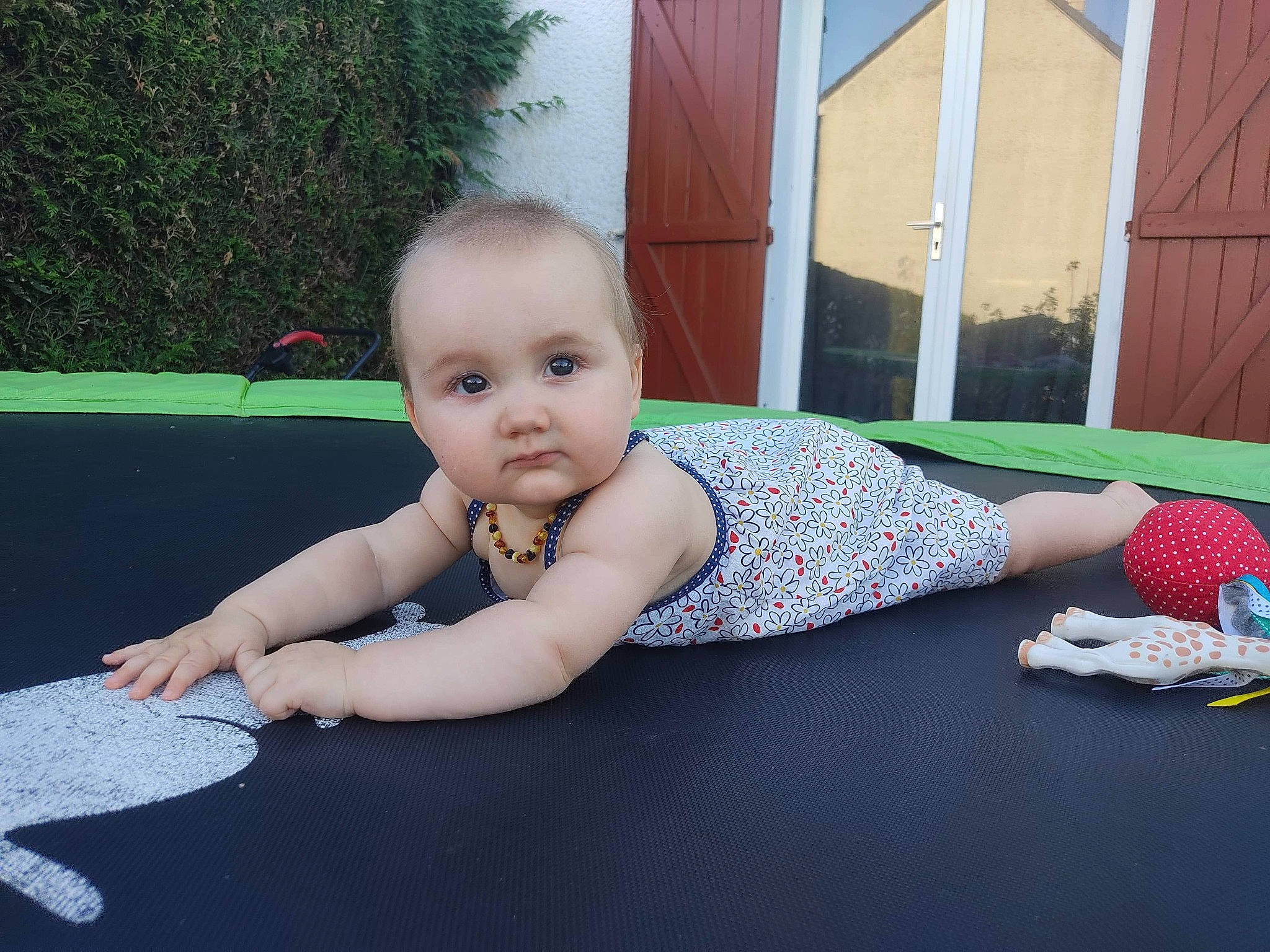 Elizéa a rejoint le concours — aidez-le/la à gagner de superbes lots ! baby, baby_toddler_clothing, barefoot, child, crawling, door, flooring, foot, fun, grass, human_leg, knee, leisure, pattern, person, plant, sitting, thigh, toddler, tummy_time