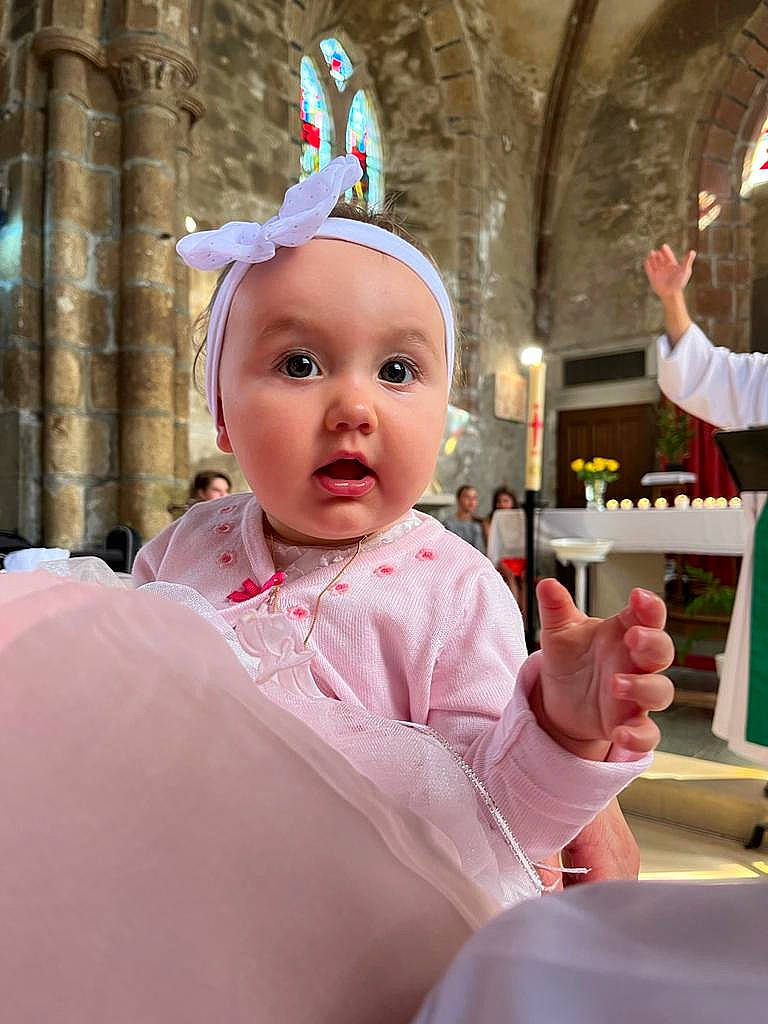 Elizéa participe au concours pour gagner de l'argent avec cette photo : baby, baby_toddler_clothing, blurred, cap, child, christmas_eve, costume, costume_hat, crown, event, fictional_character, fun, happy, headwear, holiday, magenta, party_hat, peach, person, pink