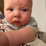 Eden a rejoint le concours — aidez-le/la à gagner de superbes lots ! arm, baby, child, closeup, clothing, curious, cute, expression, eyes, face, focus, hand, head, human, indoor, infant, person, portrait, skin, young