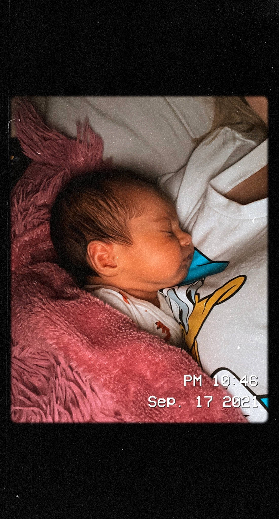 Melissa-emanuela a rejoint le concours — aidez-le/la à gagner de superbes lots ! art, baby, baby_toddler_clothing, bedtime, cheek, child, chin, comfort, darkness, hair, linens, mouth, nose, person, room, sitting, skin, sleeve, textile, toddler