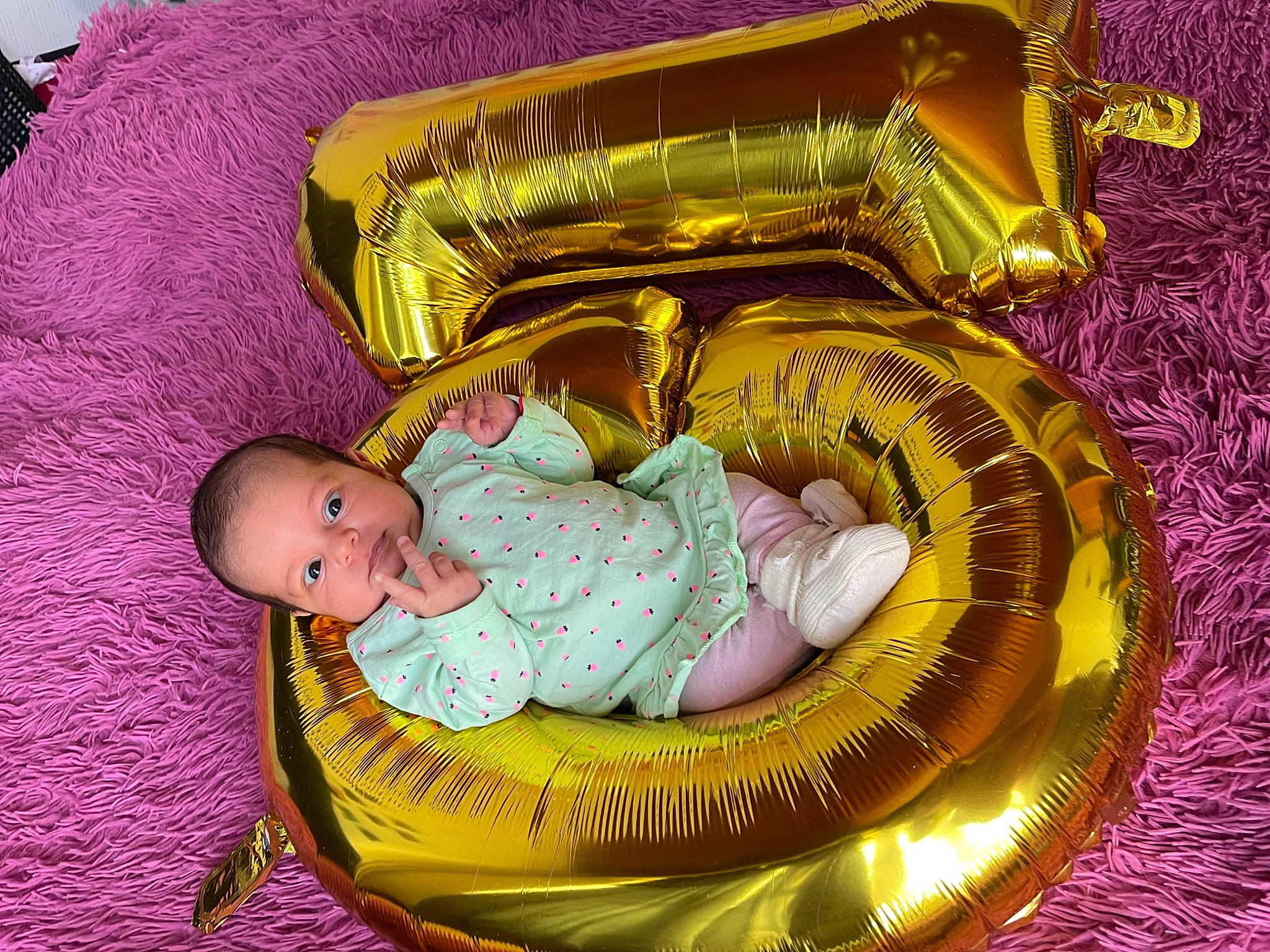 Melissa-emanuela a rejoint le concours — aidez-le/la à gagner de superbes lots ! art, baby, baby_products, baby_sleeping, baby_toddler_clothing, bag, bedtime, child, comfort, human_body, linens, luggage_and_bags, magenta, person, pink, purple, room, sewing_machine, textile, toddler