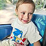 Nino participe au concours pour gagner de l'argent avec cette photo : child, boy, smile, sonic_tshirt, seat, blue_seat, shorts, blond_hair, indoor, window, motion_blur, portrait, casual_clothing, cute, happy, young, travel, public_transport, daylight, candid