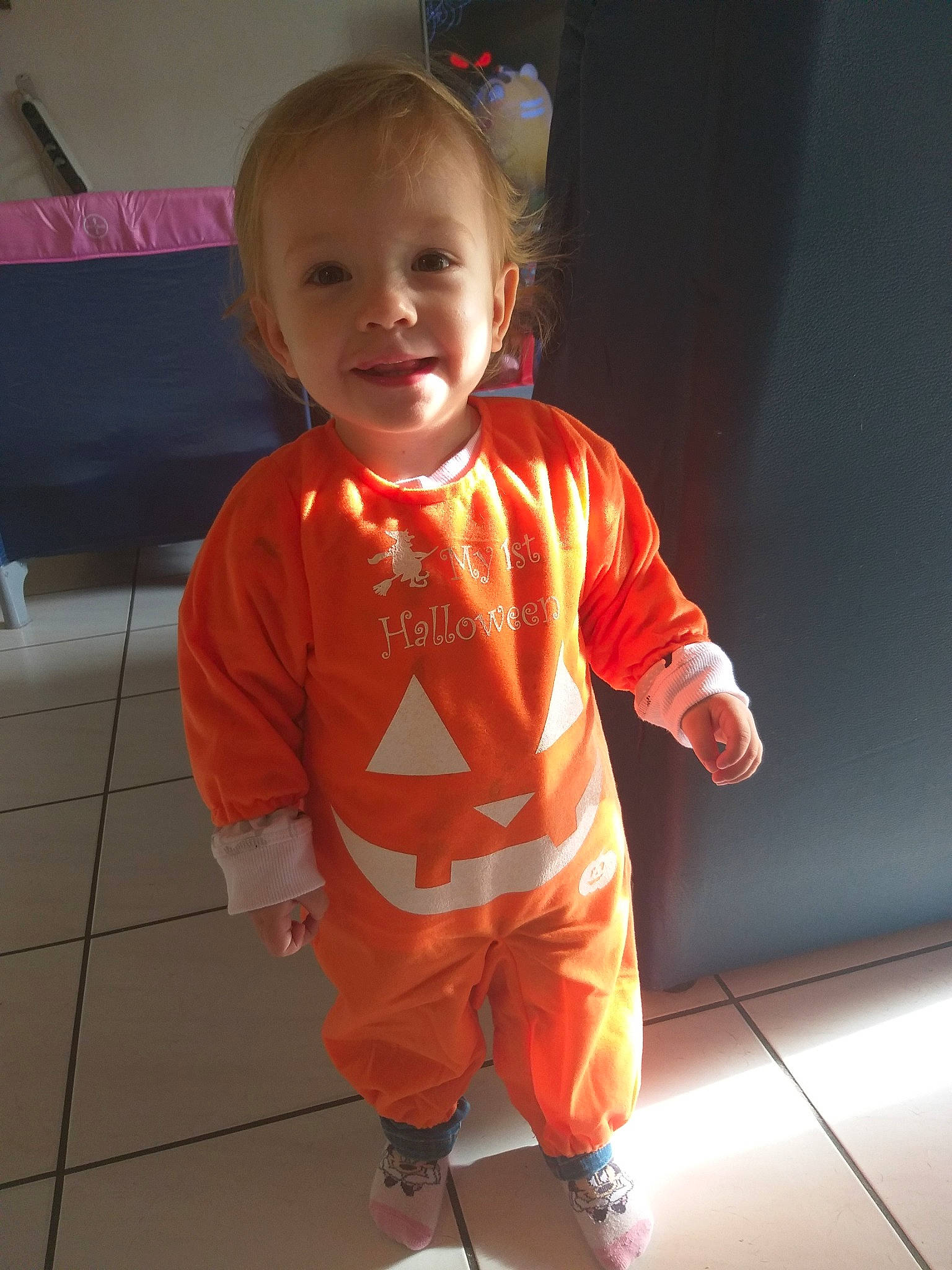Kyra a rejoint le concours — aidez-le/la à gagner de superbes lots ! boy, child, clothing, costume, day, fun, girl, infant, orange, outerwear, person, pink, play, product, sleeve, smile, standing, t_shirt, toddler
