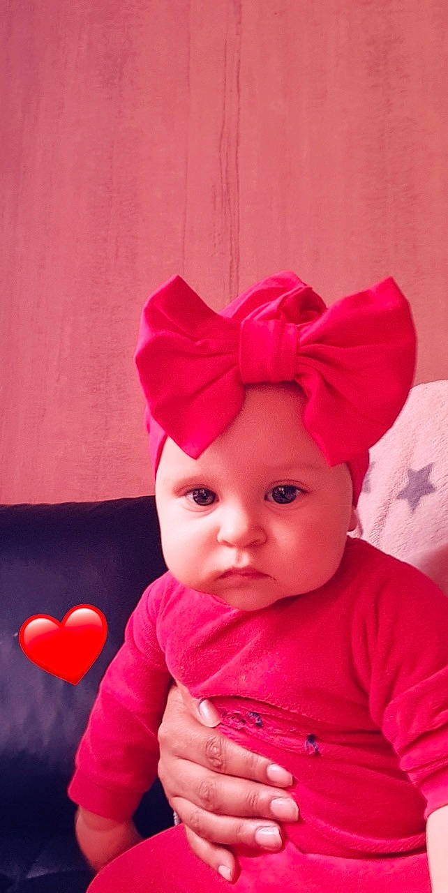 Maïna a rejoint le concours — aidez-le/la à gagner de superbes lots ! baby, baby_toddler_clothing, beauty, cap, child, costume_hat, fashion_accessory, fun, gesture, happy, hat, head, headgear, headwear, lip, magenta, outerwear, person, pink, red