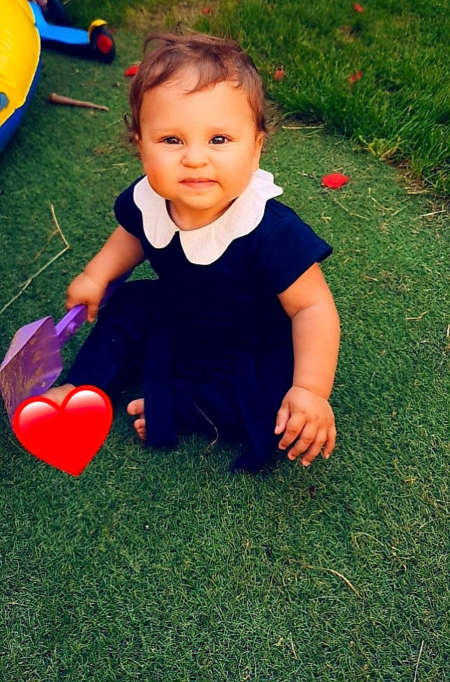 Maïna participe au concours pour gagner de l'argent avec cette photo : baby, baby_toddler_clothing, balloon, electric_blue, face, flooring, fun, grass, green, happy, head, leisure, people, people_in_nature, person, plant, recreation, smile, t_shirt, toddler