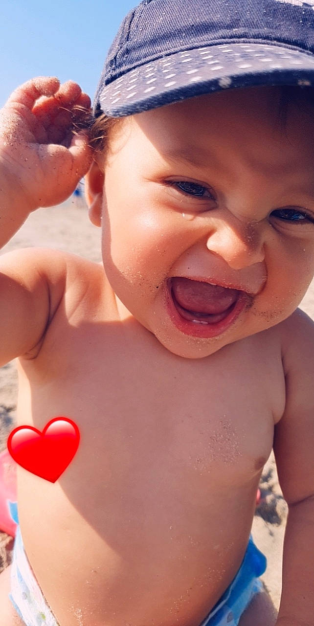 Maïna a rejoint le concours — aidez-le/la à gagner de superbes lots ! arm, cheek, face, facial_expression, hand, happy, hat, headwear, human, human_body, lip, mouth, muscle, neck, nose, organ, person, photograph, product, skin