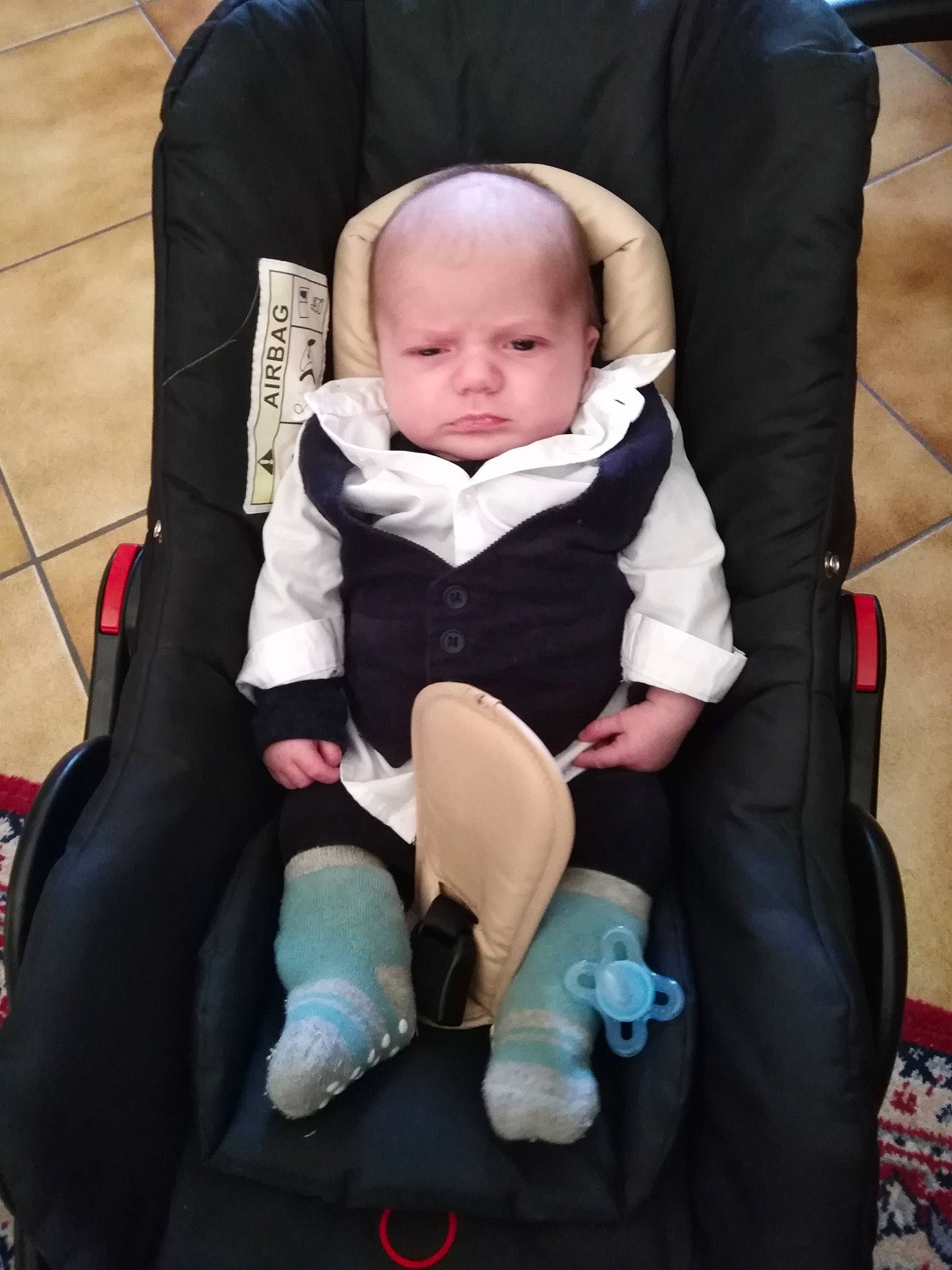 Kenzo participe au concours pour gagner de l'argent avec cette photo : arm, baby, baby_carriage, baby_products, baby_safety, baby_toddler_clothing, chair, child, comfort, finger, hand, head, human_body, lap, leg, person, product, sitting, skin, thigh