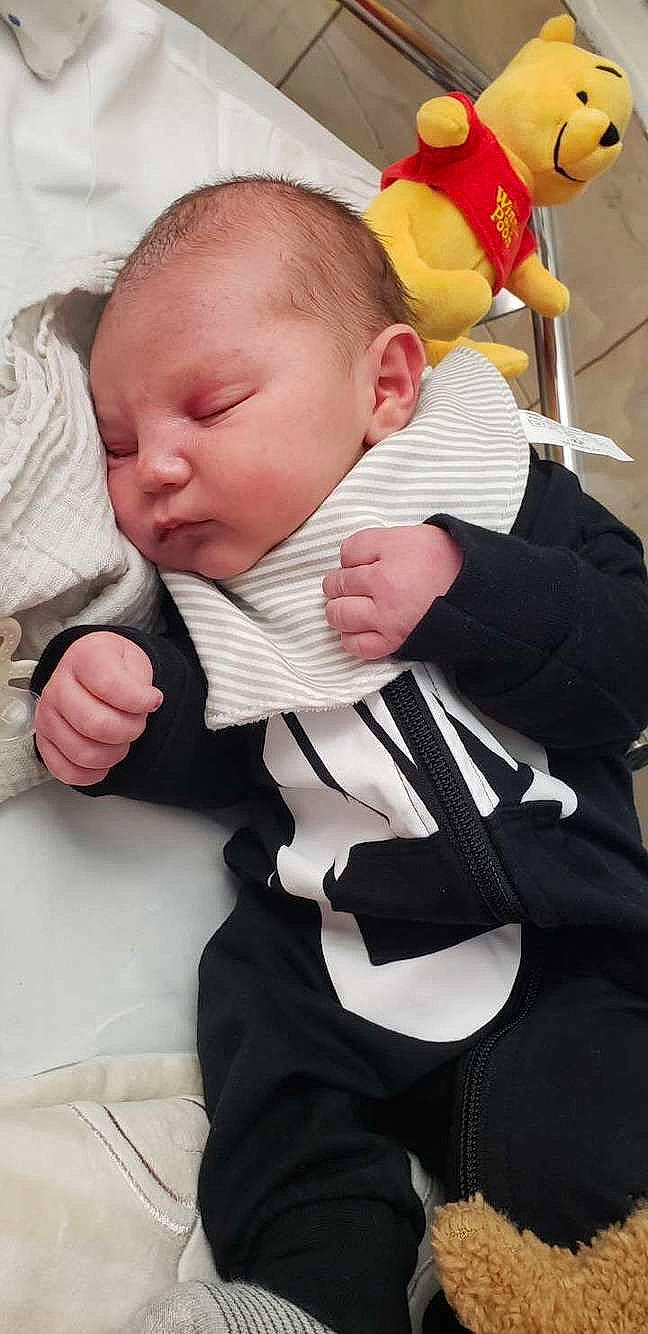 Tayler a rejoint le concours — aidez-le/la à gagner de superbes lots ! baby, baby_products, baby_sleeping, baby_toddler_clothing, cheek, child, clothing, comfort, eye, finger, formal_wear, gesture, happy, head, nail, person, sitting, skin, sleeve, thumb