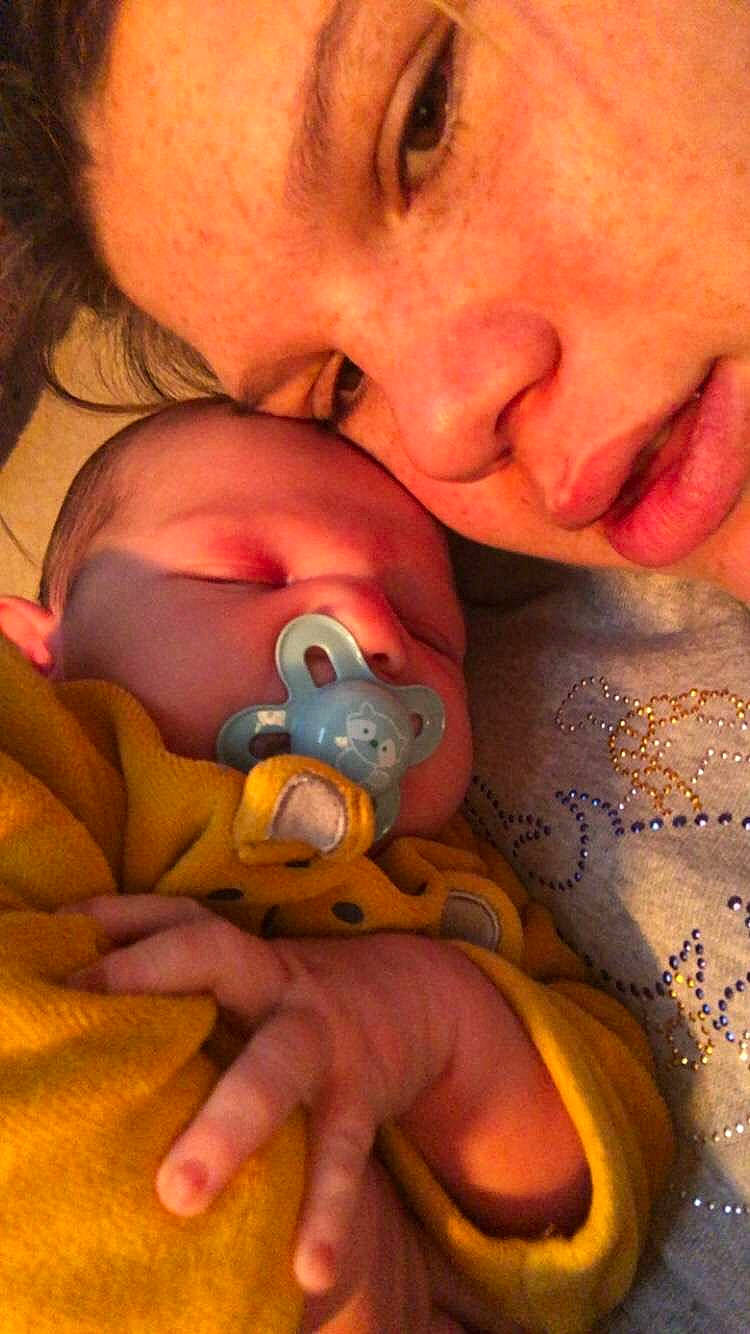 Tayler participe au concours pour gagner de l'argent avec cette photo : baby, cheek, chin, ear, eye, eyebrow, eyelash, facial_expression, forehead, hand, happy, head, human, human_body, lip, mouth, neck, nose, organ, person