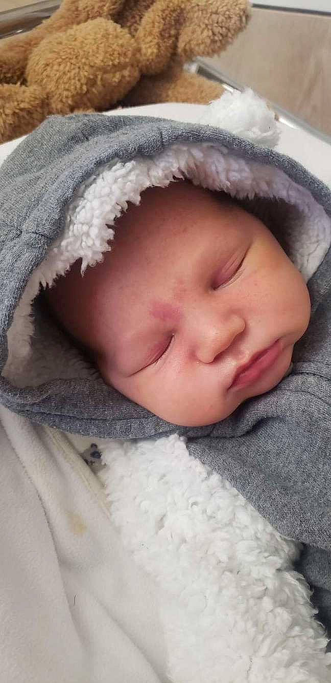 Tayler a rejoint le concours — aidez-le/la à gagner de superbes lots ! baby, baby_sleeping, bedtime, cheek, child, chin, comfort, eyebrow, eyelash, face, fur, knit_cap, linens, lip, nap, nose, person, skin, snow, toddler
