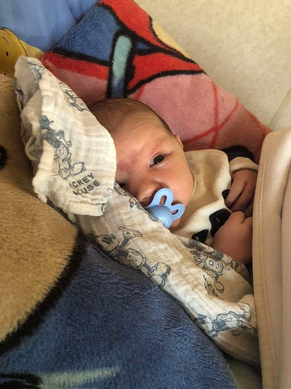 Tayler a rejoint le concours — aidez-le/la à gagner de superbes lots ! baby, baby_products, baby_sleeping, baby_toddler_clothing, bedding, bedtime, carmine, cheek, child, comfort, eye, eyelash, fur, head, linens, nap, person, room, sitting, toddler