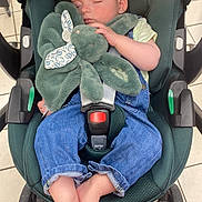 Jaime a rejoint le concours — aidez-le/la à gagner de superbes lots ! baby, sleeping, stroller, plush_toy, denim_overalls, striped_shirt, bare_feet, infant, child, car_seat, toy, cute, peaceful, indoor, floor_tiles, wheels, seatbelt, soft_toy, resting, toddler