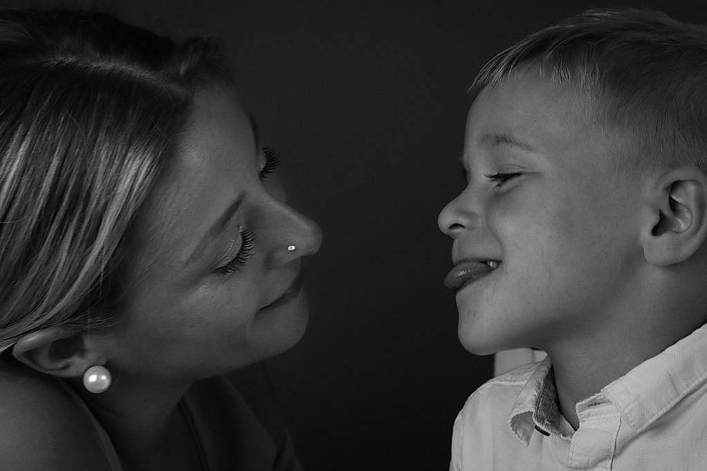 Raphael participe au concours pour gagner de l'argent avec cette photo : black, black_and_white, cheek, chin, ear, eye, eyebrow, eyelash, flash_photography, gesture, happy, iris, jaw, lip, mouth, neck, nose, person, skin, smile