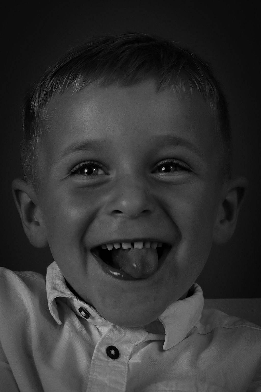 Raphael a rejoint le concours — aidez-le/la à gagner de superbes lots ! black, black_and_white, cheek, chin, eyebrow, face, flash_photography, gesture, happy, human_body, iris, jaw, lip, mouth, nose, person, smile, style, toddler, tooth