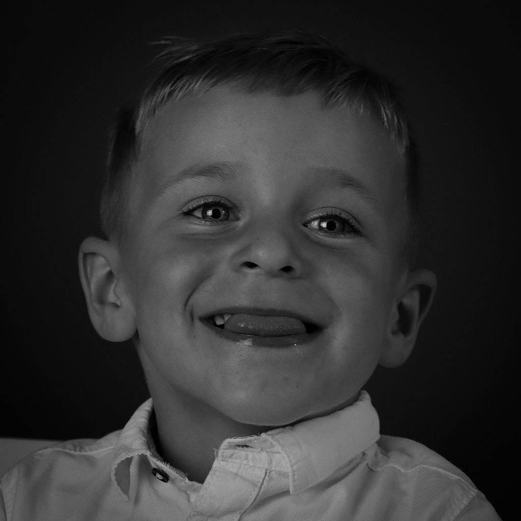 Raphael participe au concours pour gagner de l'argent avec cette photo : black, black_and_white, cheek, eyebrow, eyelash, flash_photography, gesture, happy, human_body, iris, jaw, joy, lip, monochrome, monochrome_photography, mouth, nose, organ, person, smile