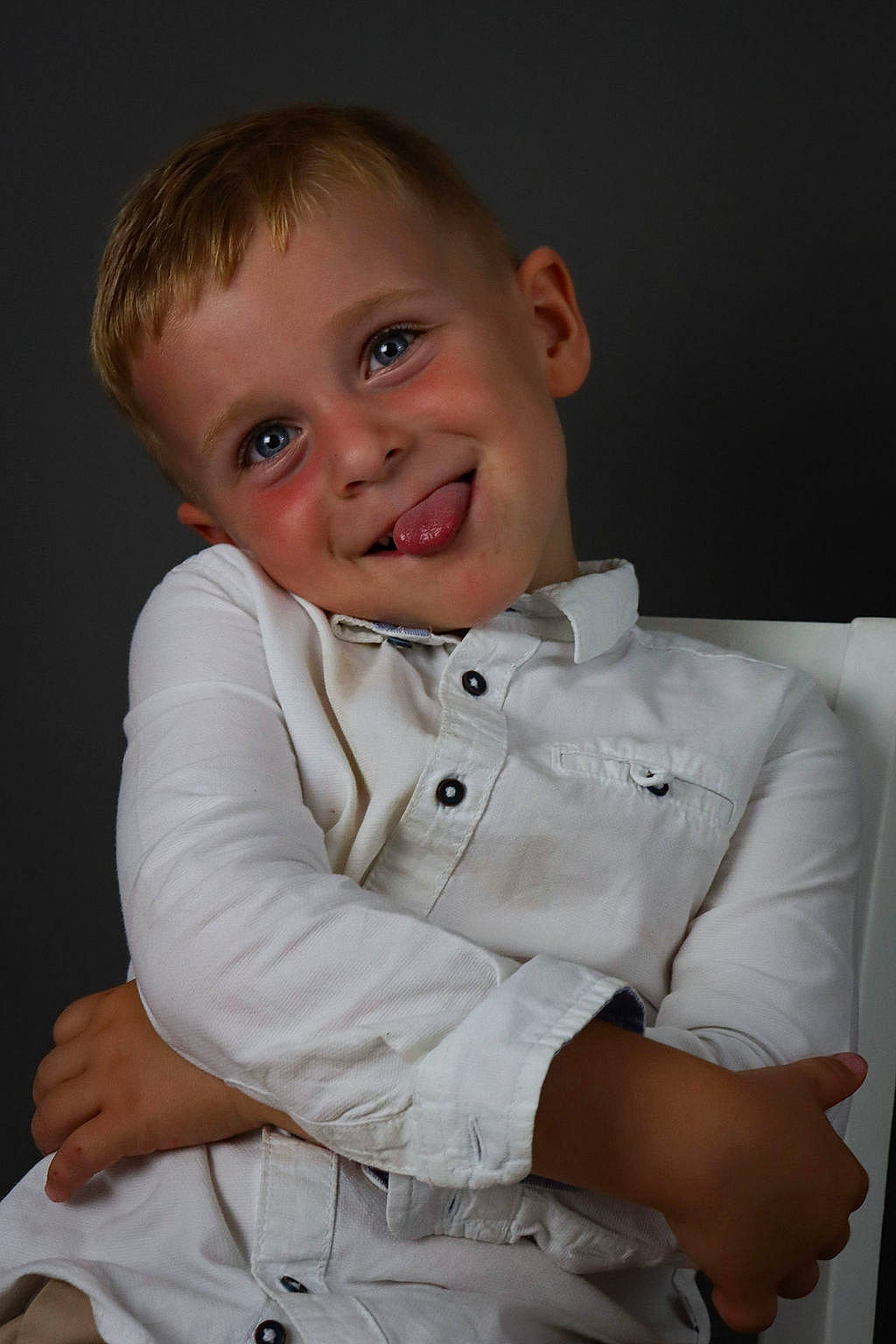 Raphael participe au concours pour gagner de l'argent avec cette photo : arm, baby_toddler_clothing, cheek, chin, collar, comfort, face, finger, flash_photography, gesture, iris, joy, lip, mouth, neck, nose, outerwear, person, shoulder, skin