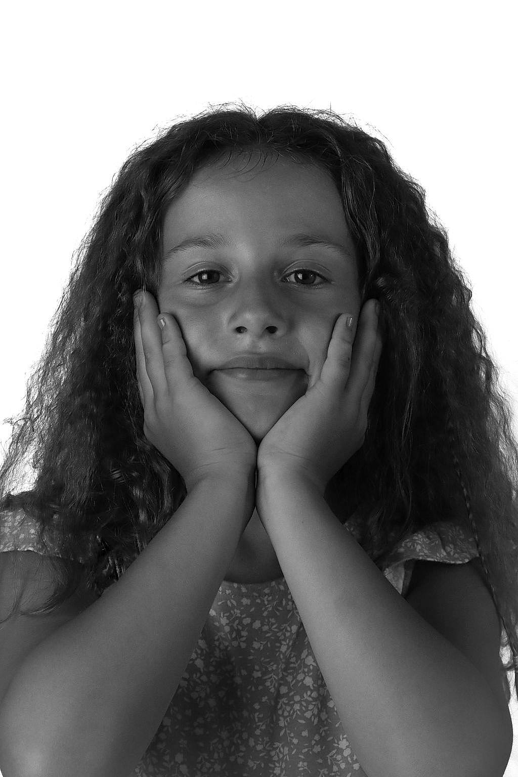 Julya a rejoint le concours — aidez-le/la à gagner de superbes lots ! black_and_white, eye, eyebrow, eyelash, face, flash_photography, gesture, hair, hairstyle, happy, human_body, iris, lip, neck, nose, people_in_nature, person, shoulder, skin, smile