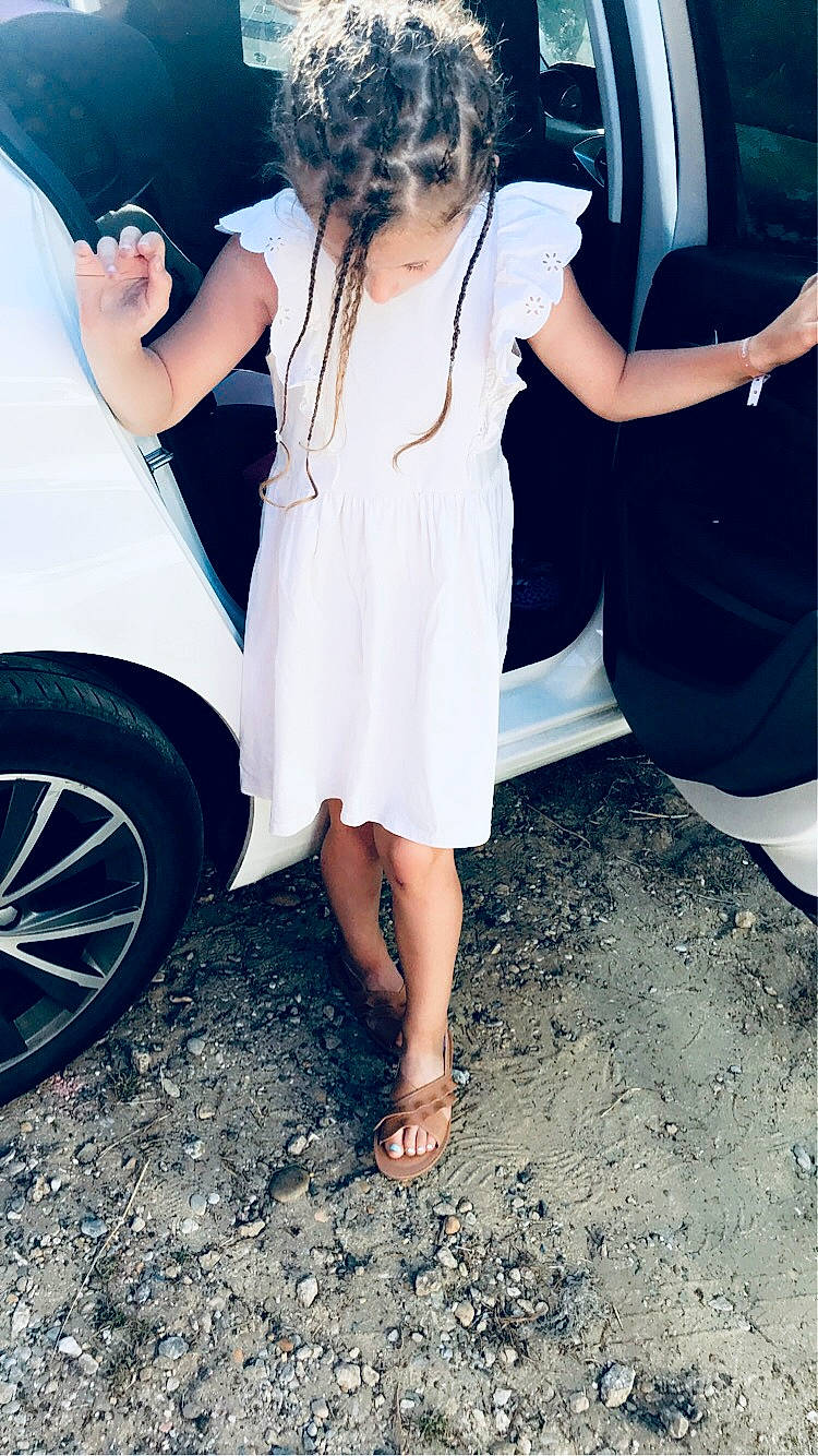 Julya participe au concours pour gagner de l'argent avec cette photo : automotive_design, automotive_exterior, automotive_lighting, automotive_tire, car, dress, fender, flash_photography, happy, hood, human_body, knee, leg, motor_vehicle, person, shoe, shoulder, thigh, tire, vehicle_door