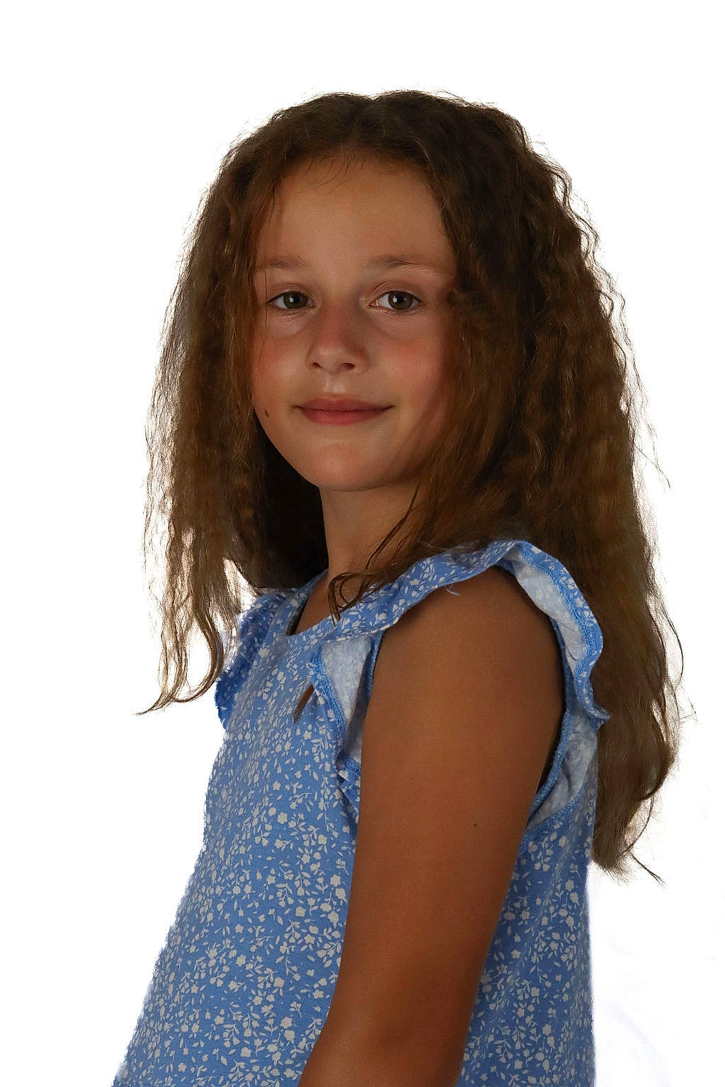 Julya a rejoint le concours — aidez-le/la à gagner de superbes lots ! black_hair, brown_hair, child, day_dress, electric_blue, facial_expression, fashion_design, flash_photography, fun, hair, happy, iris, joy, layered_hair, lip, long_hair, neck, person, shoulder, skin