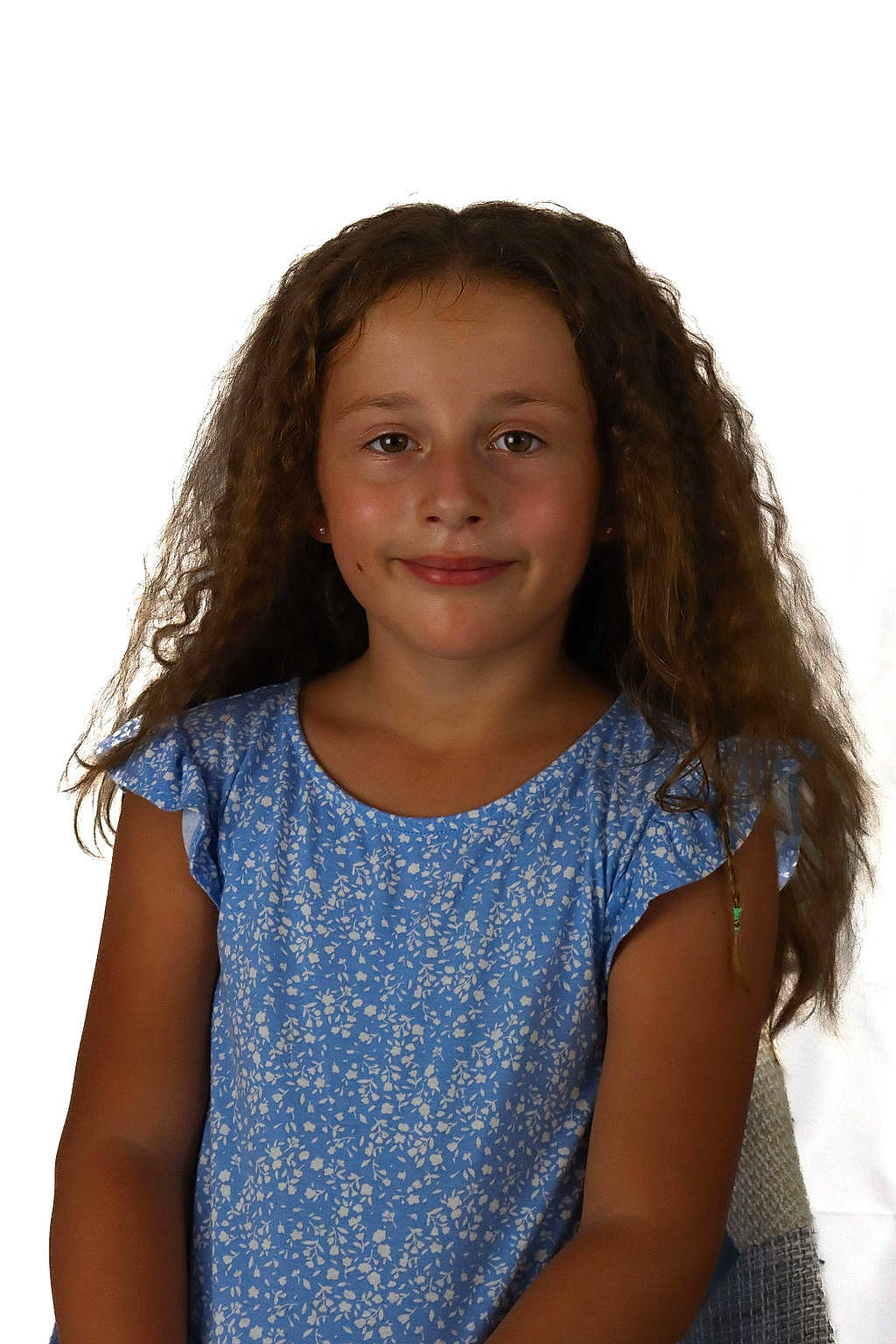 Julya a rejoint le concours — aidez-le/la à gagner de superbes lots ! black_hair, chin, clothing, electric_blue, eye, eyebrow, facial_expression, fashion, flash_photography, hairstyle, happy, iris, joy, lip, long_hair, neck, person, shoulder, skin, sleeve