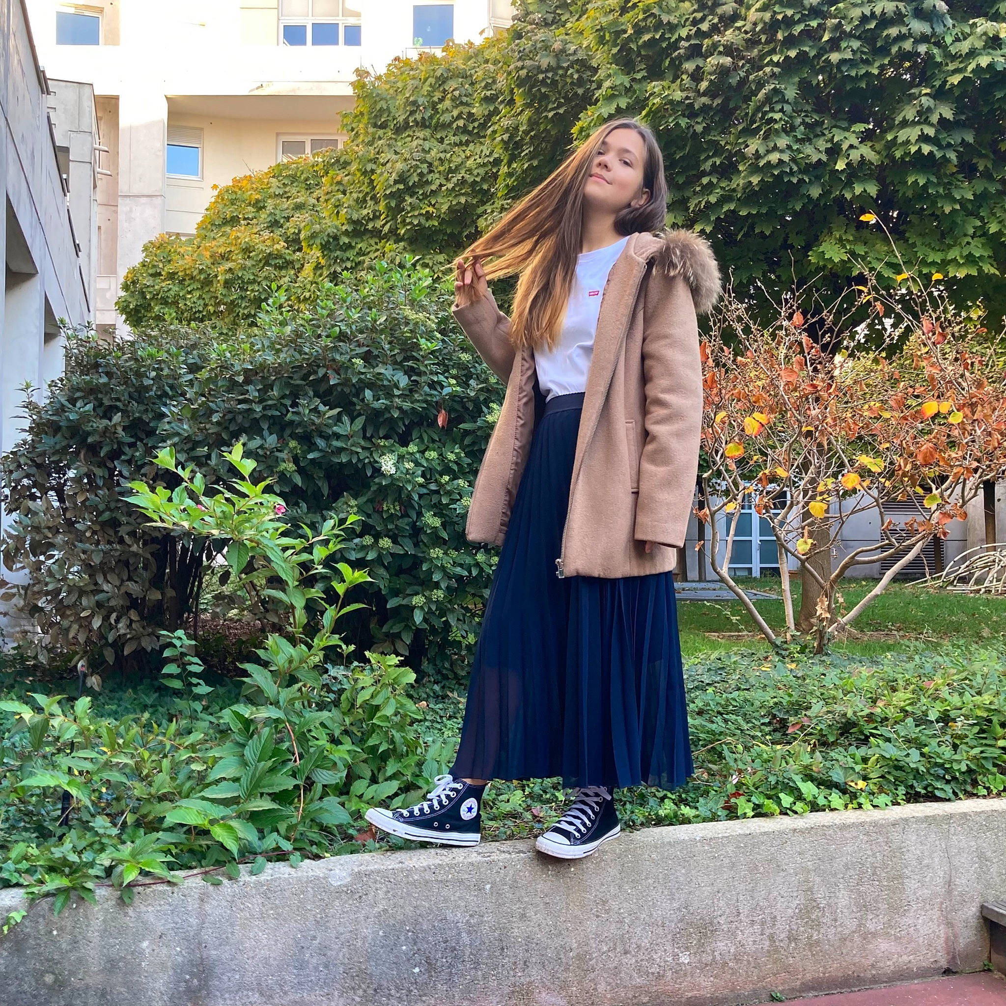 Eugénie participe au concours pour gagner de l'argent avec cette photo : bag, blazer, collar, electric_blue, formal_wear, grass, knee, long_hair, luggage_and_bags, magenta, neck, person, plant, shoe, shoulder, sleeve, standing, textile, thigh, waist