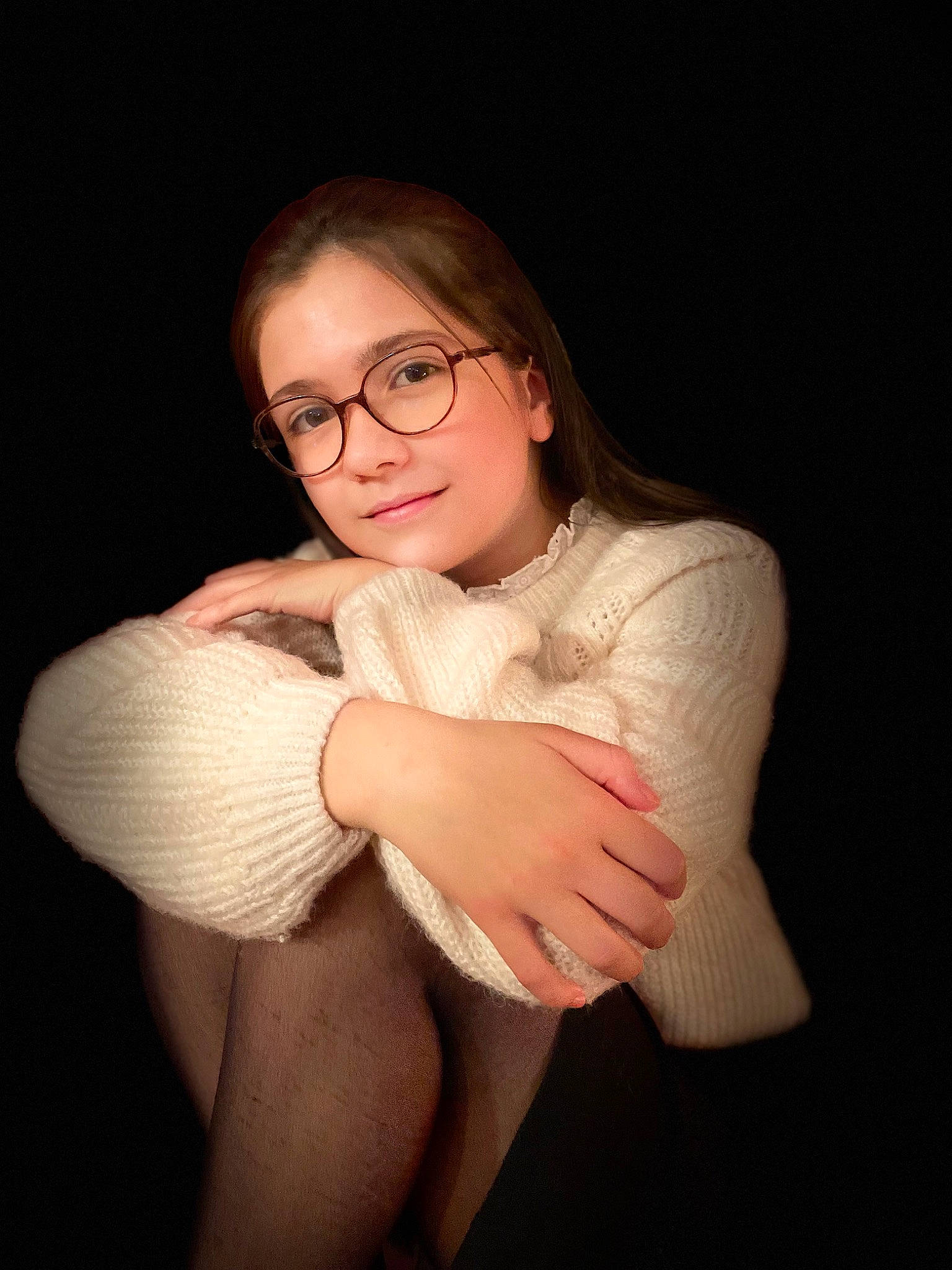 Eugénie a rejoint le concours — aidez-le/la à gagner de superbes lots ! arm, chin, eye, eyebrow, face, facial_expression, flash_photography, glasses, hair, hairstyle, head, human_body, joy, knee, lip, neck, person, shoulder, skin, sleeve