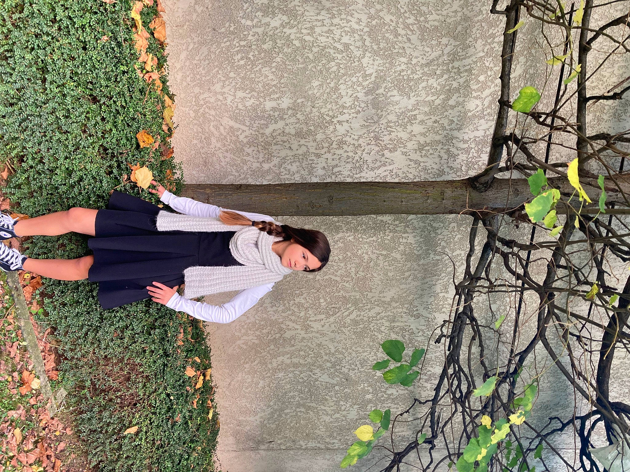 Eugénie participe au concours pour gagner de l'argent avec cette photo : botany, grass, green, happy, leaf, leisure, line, nature, people_in_nature, person, plant, shadow, shrub, spring, tints_and_shades, trunk, twig, vegetation, wall, wood