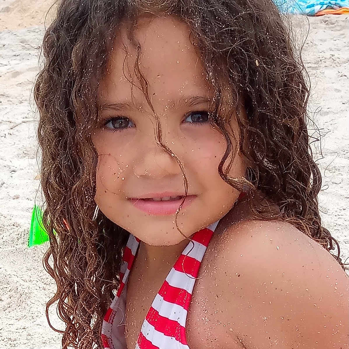 Juliana is registered to the contest to win money with this photo: baby, bodypart, brownhair, child, curlyhair, face, female, girl, hair, head, person, shoulder